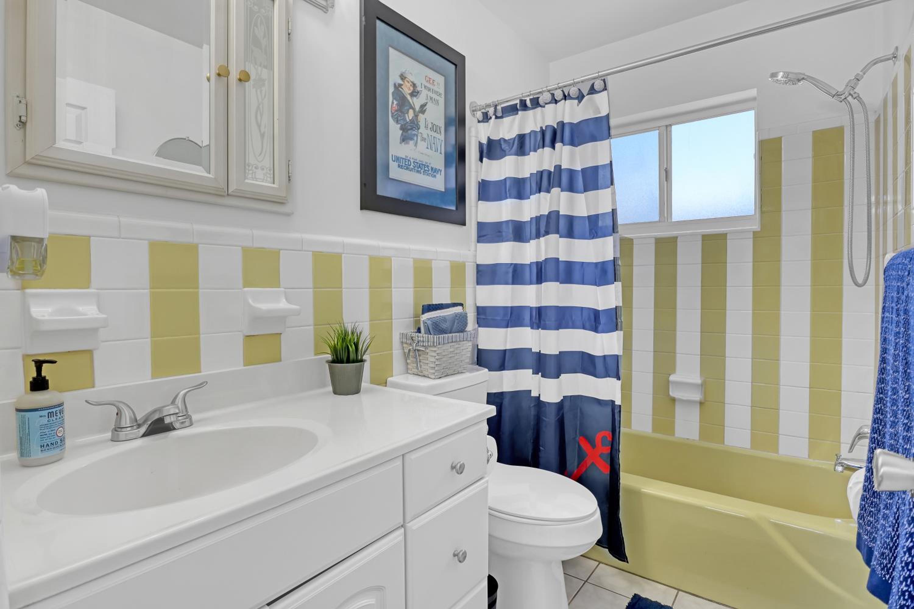 Vibrant Coastal Cottage with Pool, photo 17