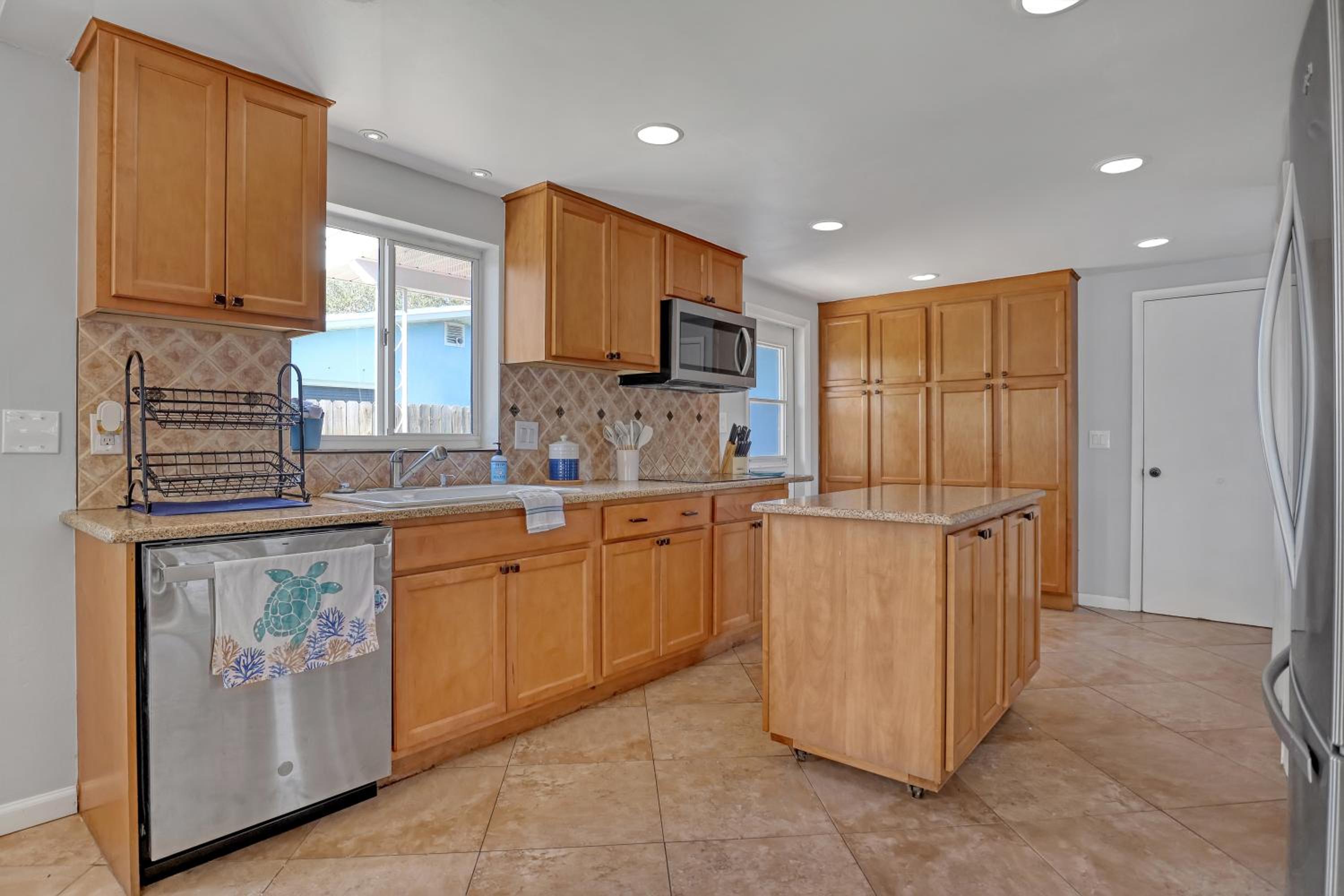 Vibrant Coastal Cottage with Pool, photo 45