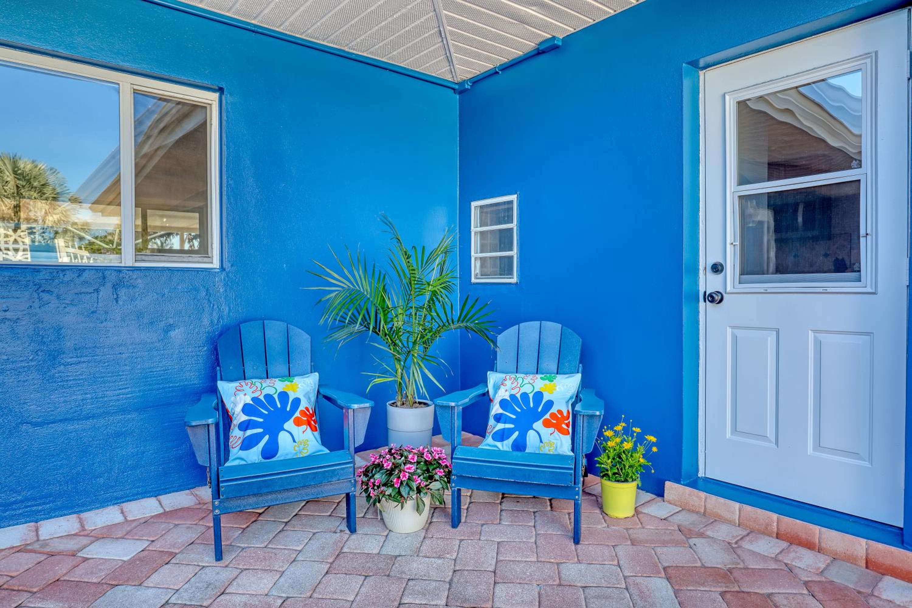 Vibrant Coastal Cottage with Pool, photo 6
