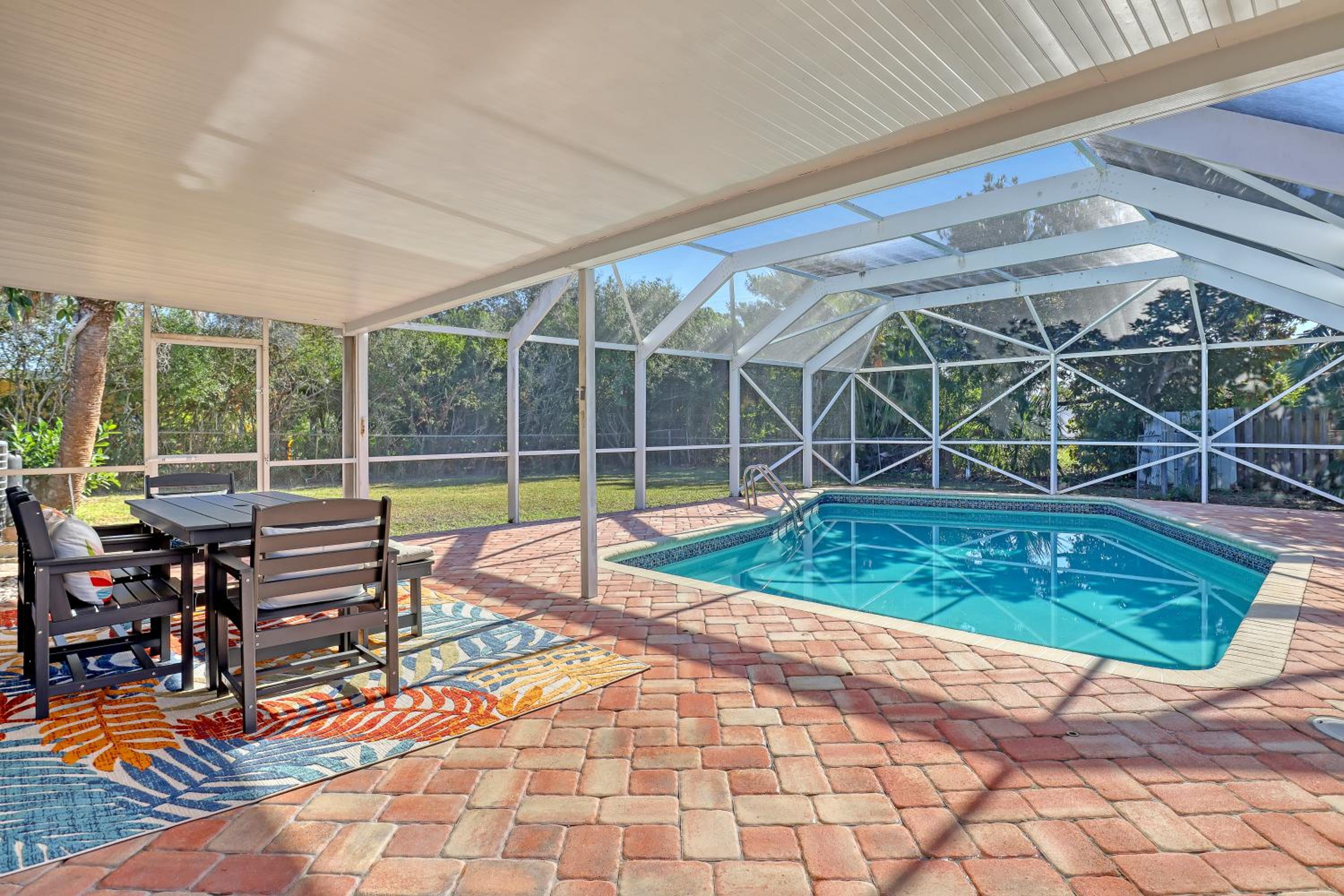Vibrant Coastal Cottage with Pool, photo 41