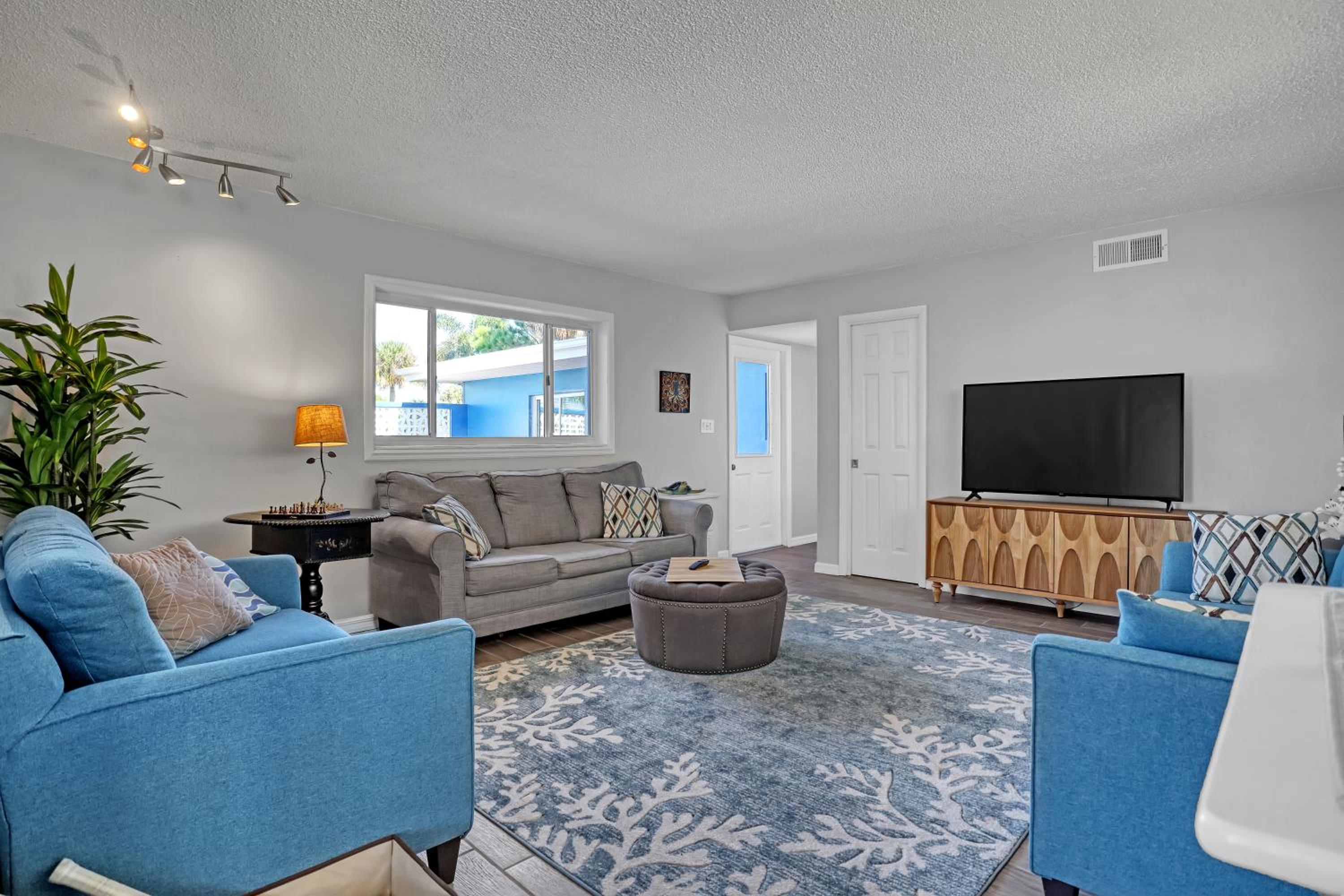 Vibrant Coastal Cottage with Pool, photo 46