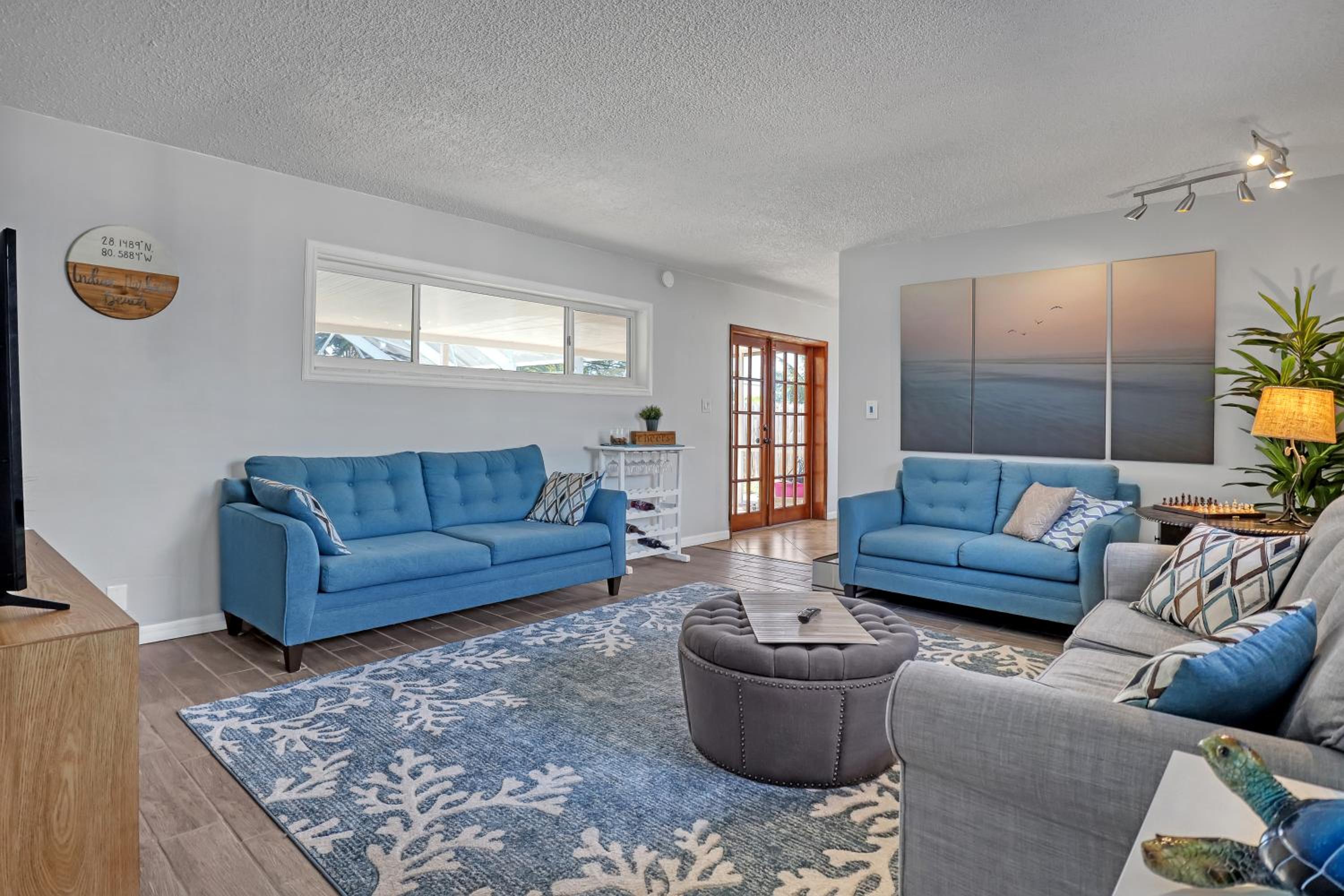 Vibrant Coastal Cottage with Pool, photo 27