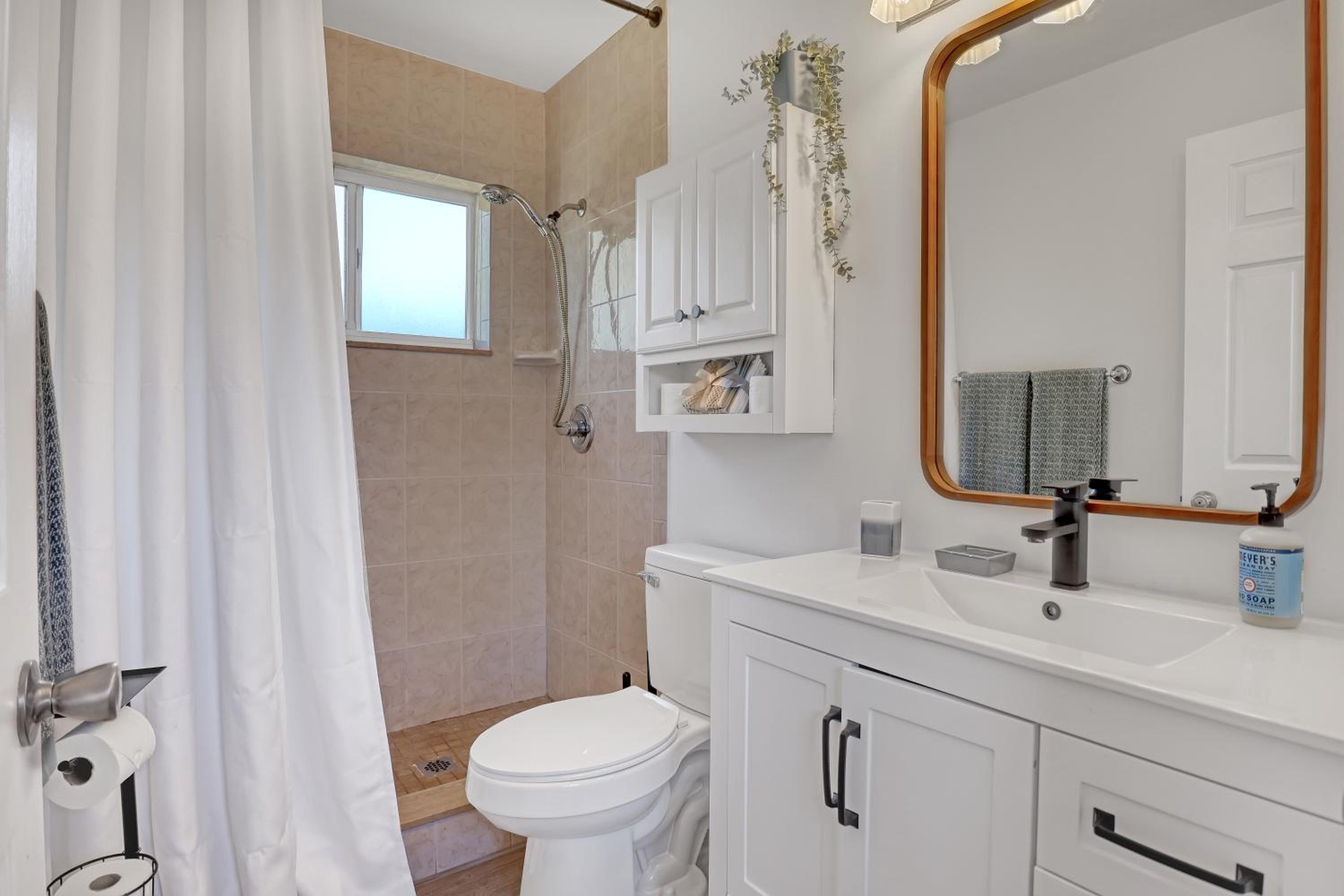Vibrant Coastal Cottage with Pool, photo 9