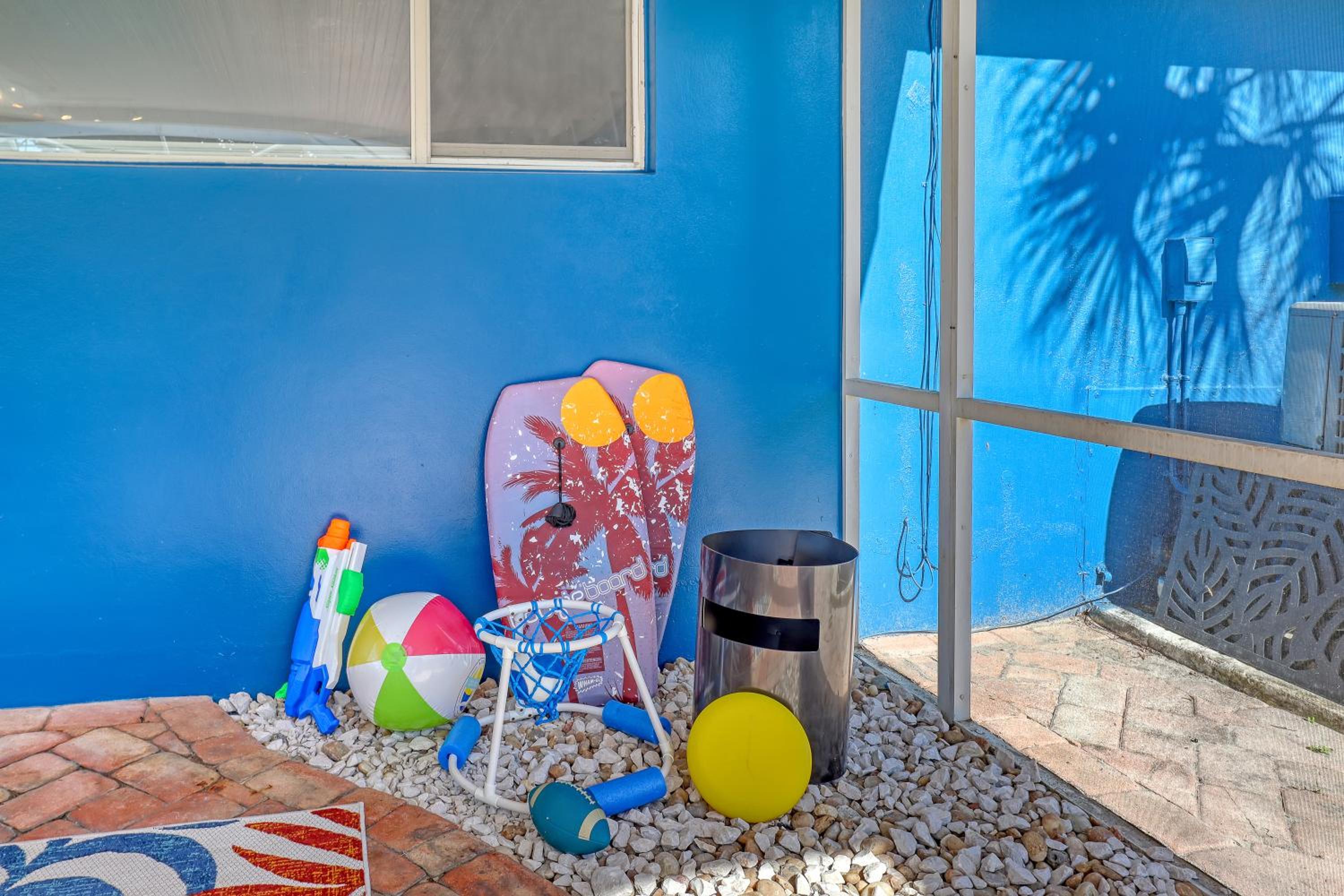 Vibrant Coastal Cottage with Pool, photo 32