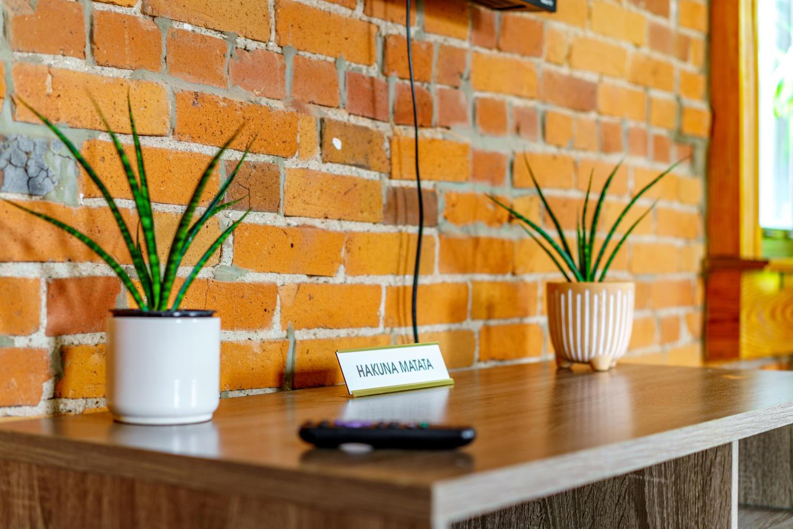Jungle House Columbus Downtown Free Parking Sleeps 8 - Walk to Convention Center & Nationwide Arena - 1BR Short North Luxury Home - Over 5,800 Five Star St