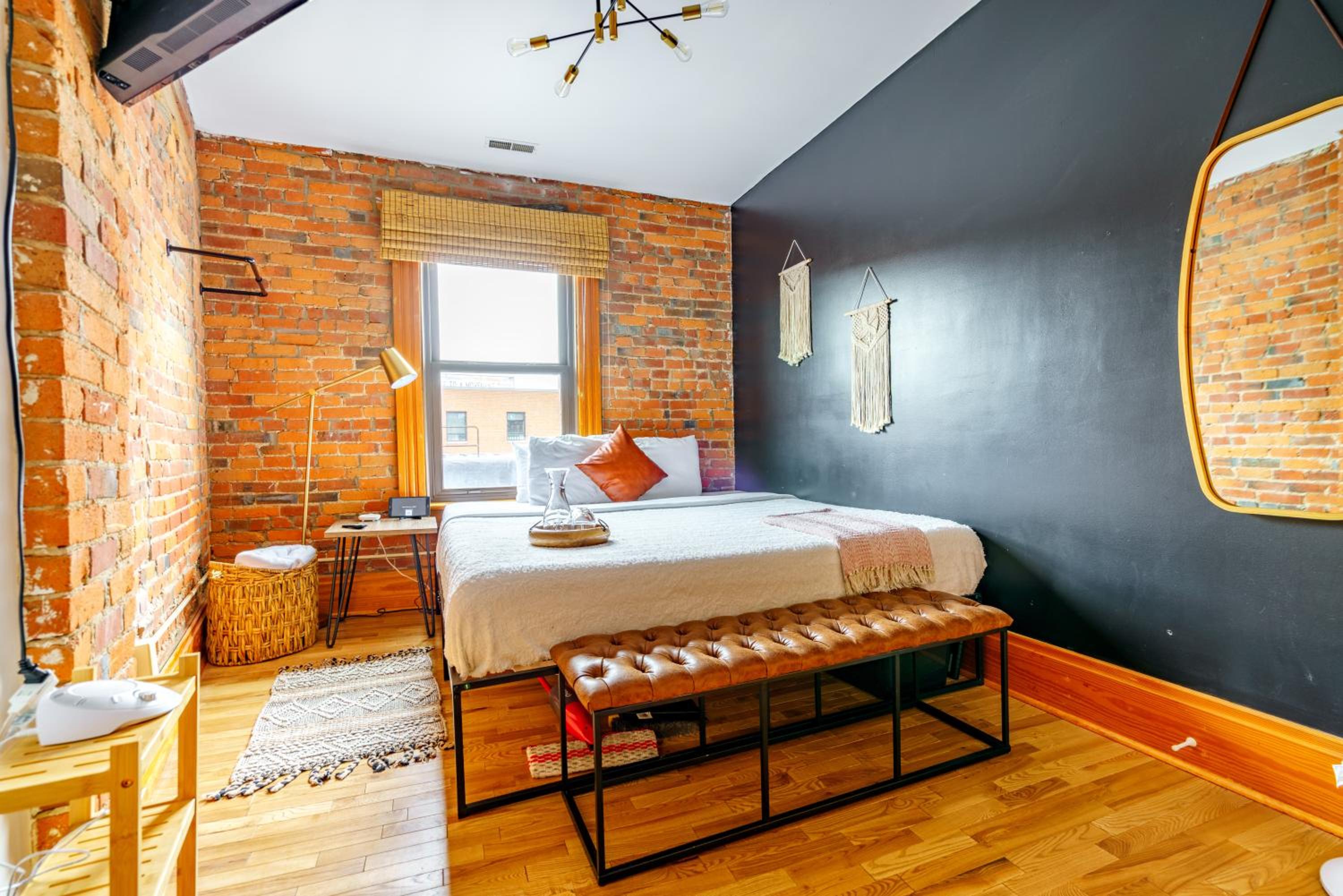 Jungle House Columbus Downtown Free Parking Sleeps 8 - Walk to Convention Center & Nationwide Arena - 1BR Short North Luxury Home - Over 5,800 Five Star St