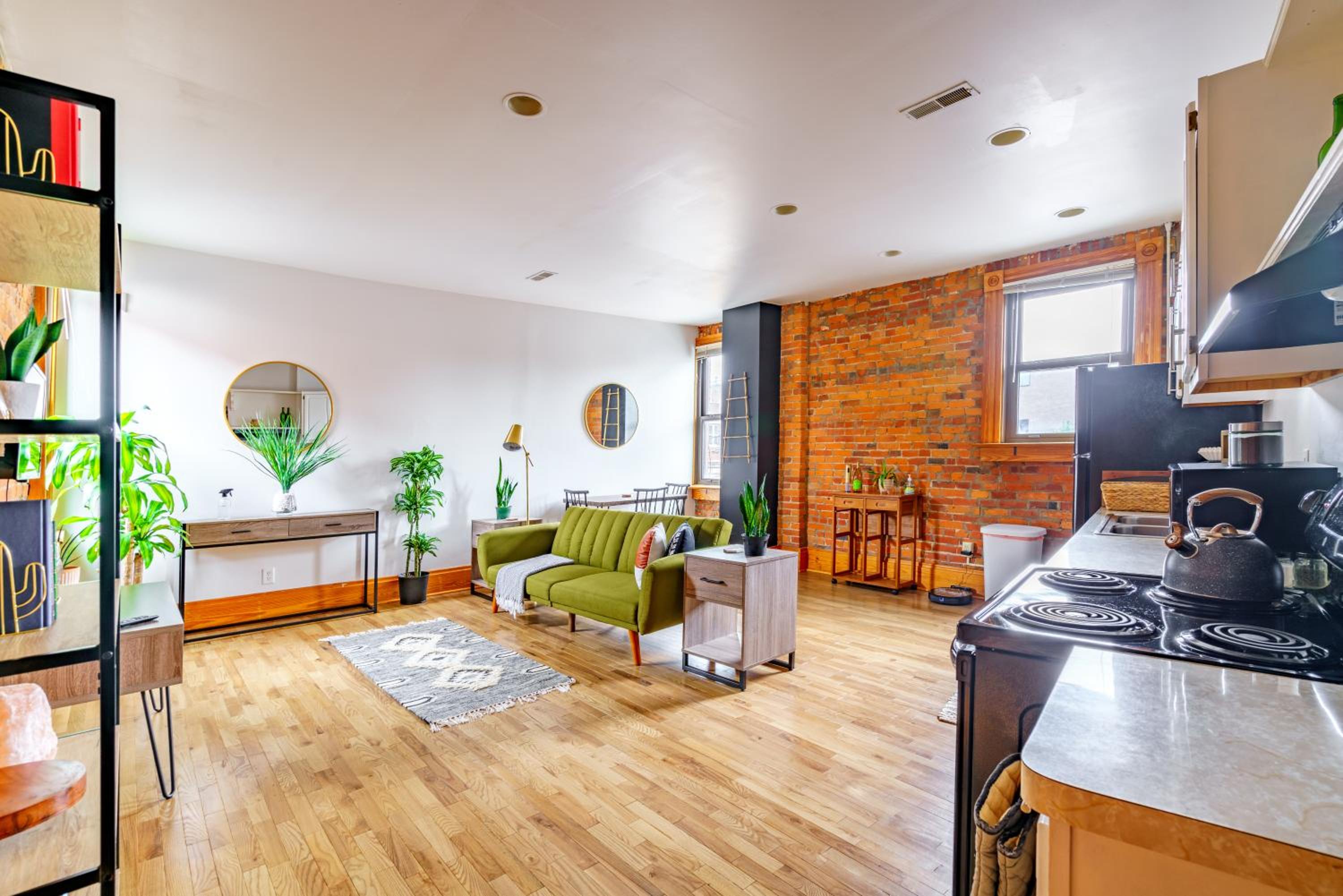 Jungle House Columbus Downtown Free Parking Sleeps 8 - Walk to Convention Center & Nationwide Arena - 1BR Short North Luxury Home - Over 5,800 Five Star St