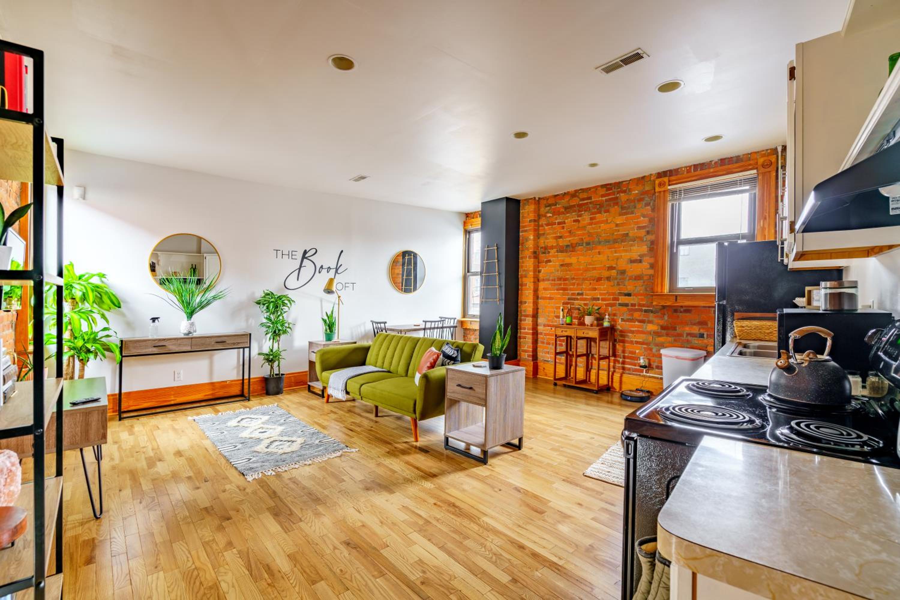 Jungle House Columbus Downtown Free Parking Sleeps 8 - Walk to Convention Center & Nationwide Arena - 1BR Short North Luxury Home - Over 5,800 Five Star St