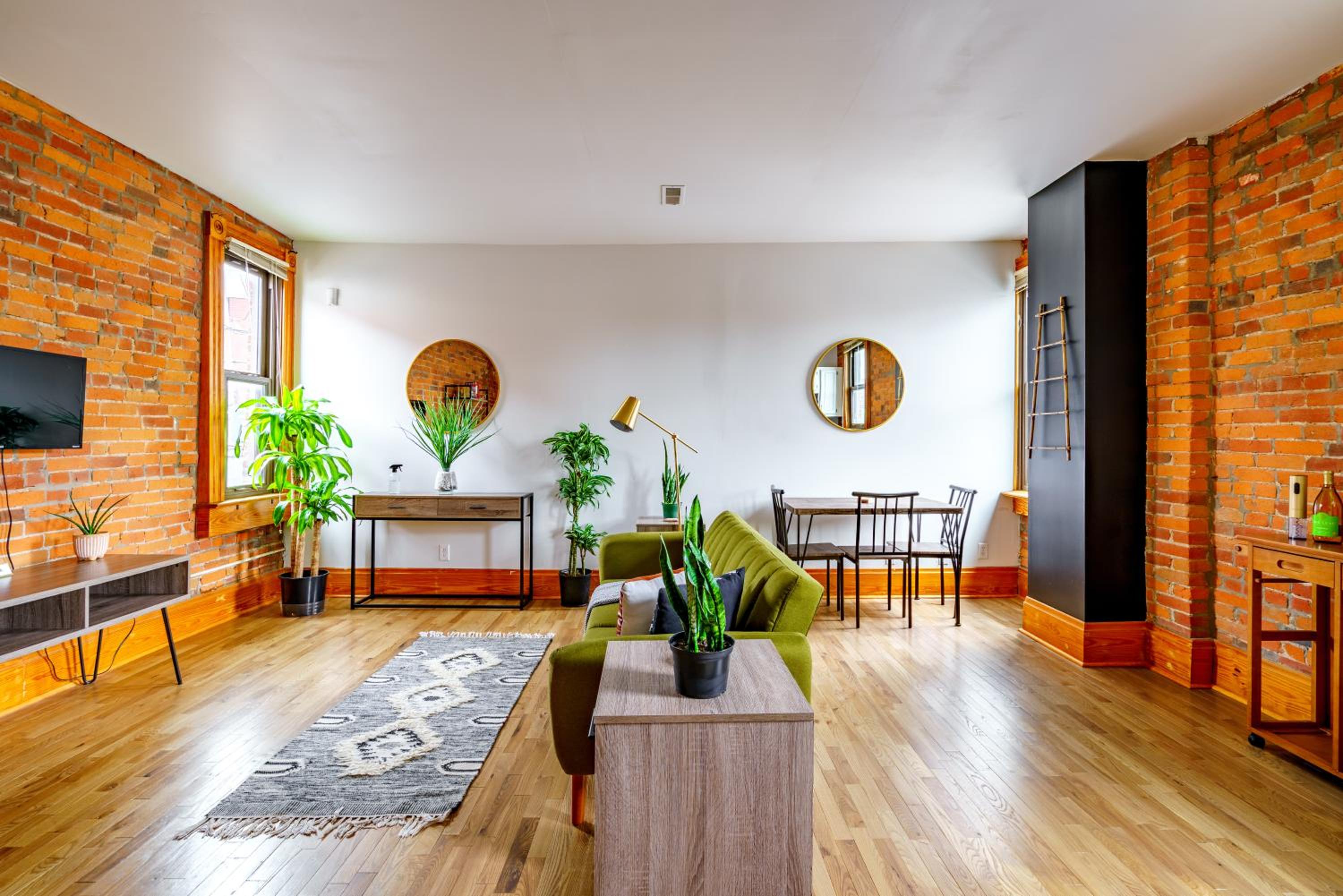 Jungle House Columbus Downtown Free Parking Sleeps 8 - Walk to Convention Center & Nationwide Arena - 1BR Short North Luxury Home - Over 5,800 Five Star St