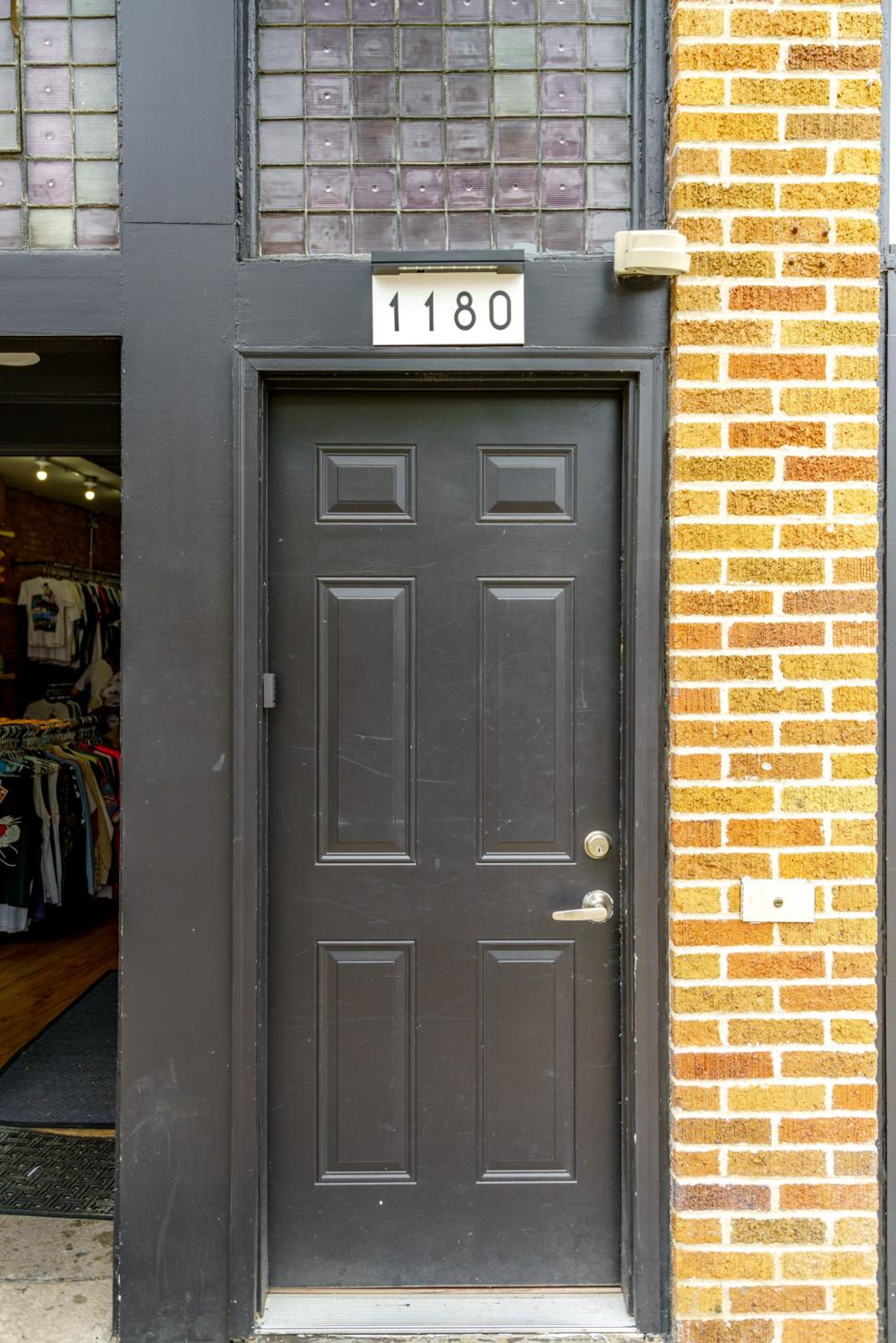 Jungle House Columbus Downtown Free Parking Sleeps 8 - Walk to Convention Center & Nationwide Arena - 1BR Short North Luxury Home - Over 5,800 Five Star St