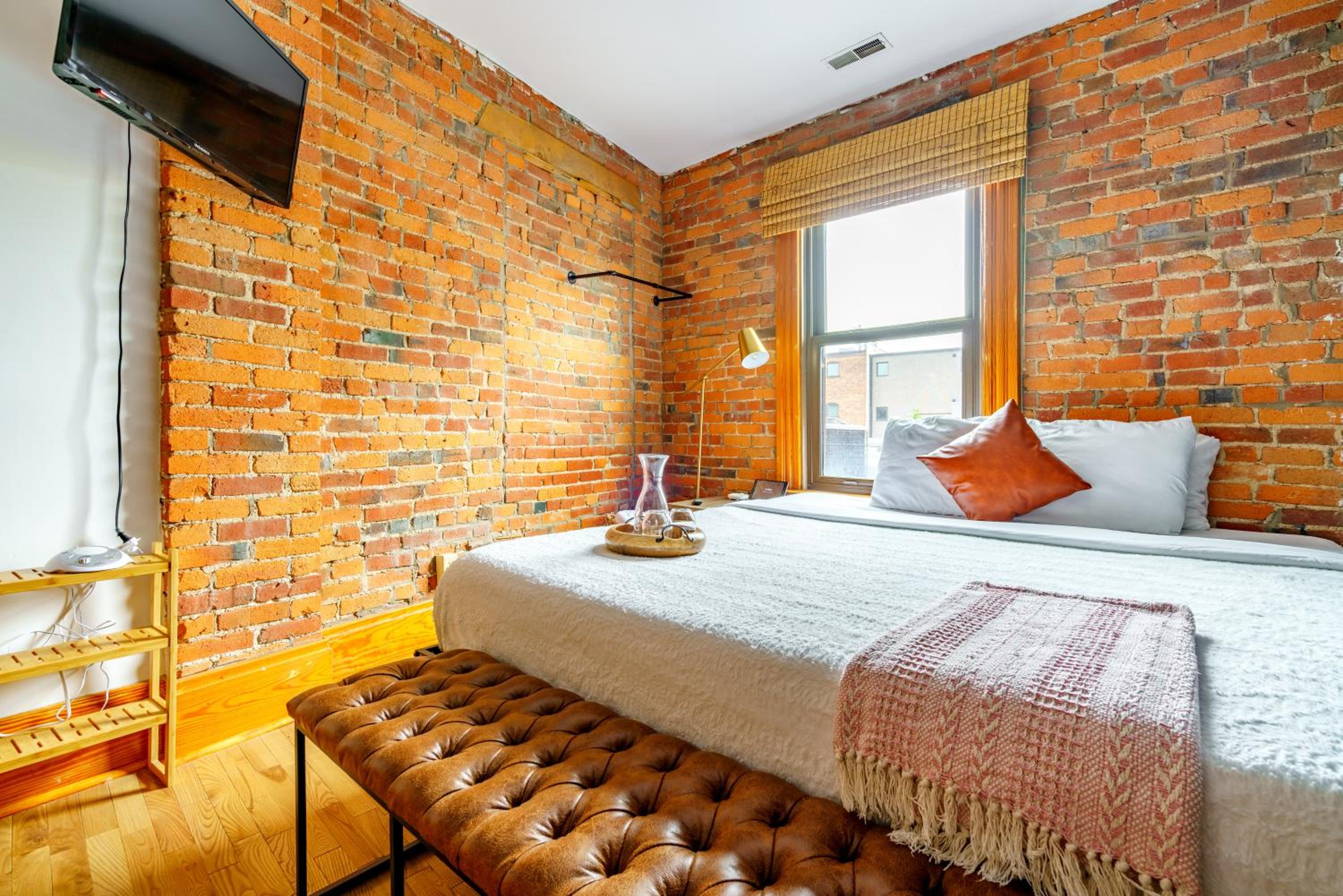 Jungle House Columbus Downtown Free Parking Sleeps 8 - Walk to Convention Center & Nationwide Arena - 1BR Short North Luxury Home - Over 5,800 Five Star St