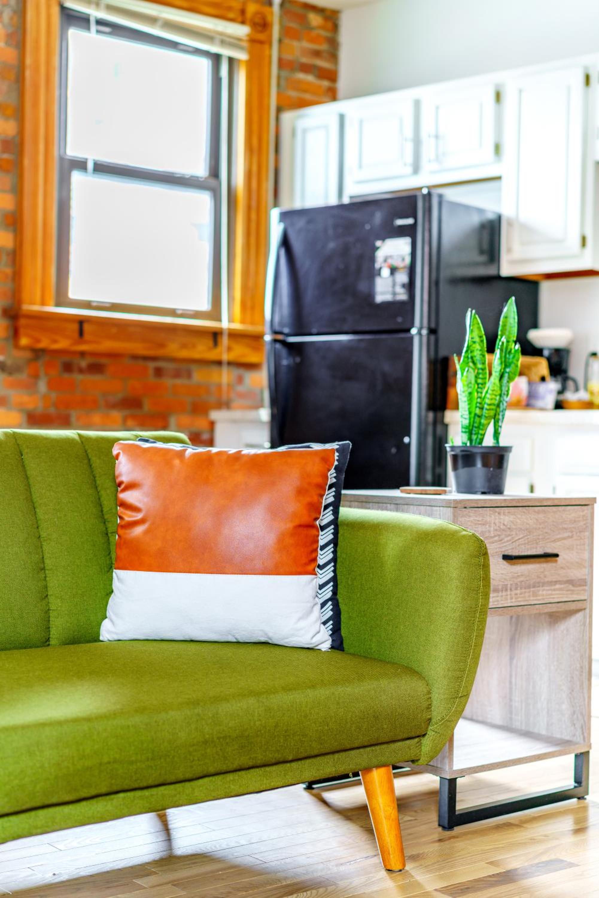 Jungle House Columbus Downtown Free Parking Sleeps 8 - Walk to Convention Center & Nationwide Arena - 1BR Short North Luxury Home - Over 5,800 Five Star St