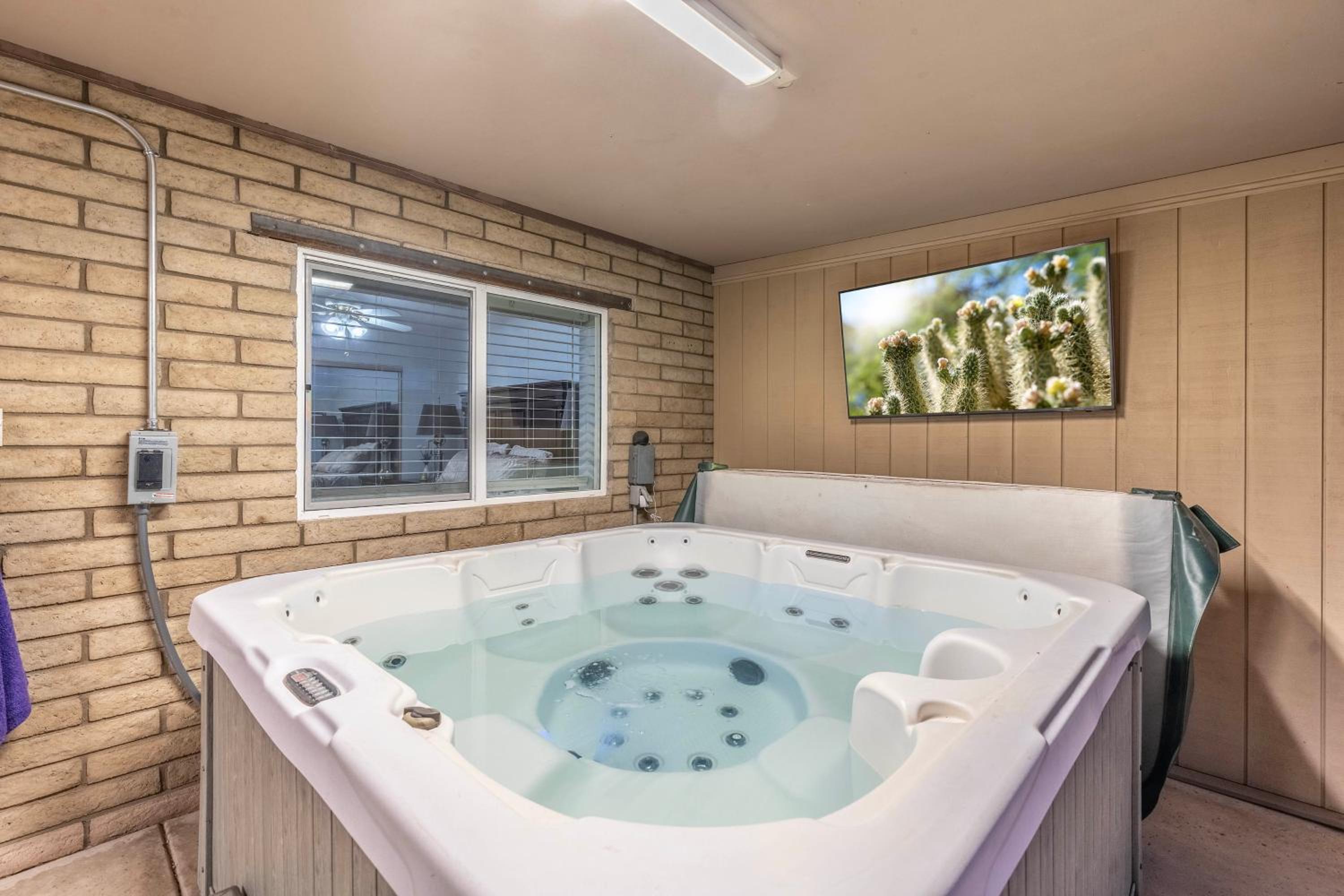 Private Hot Tub and Huge Yard Phoenix Family Home