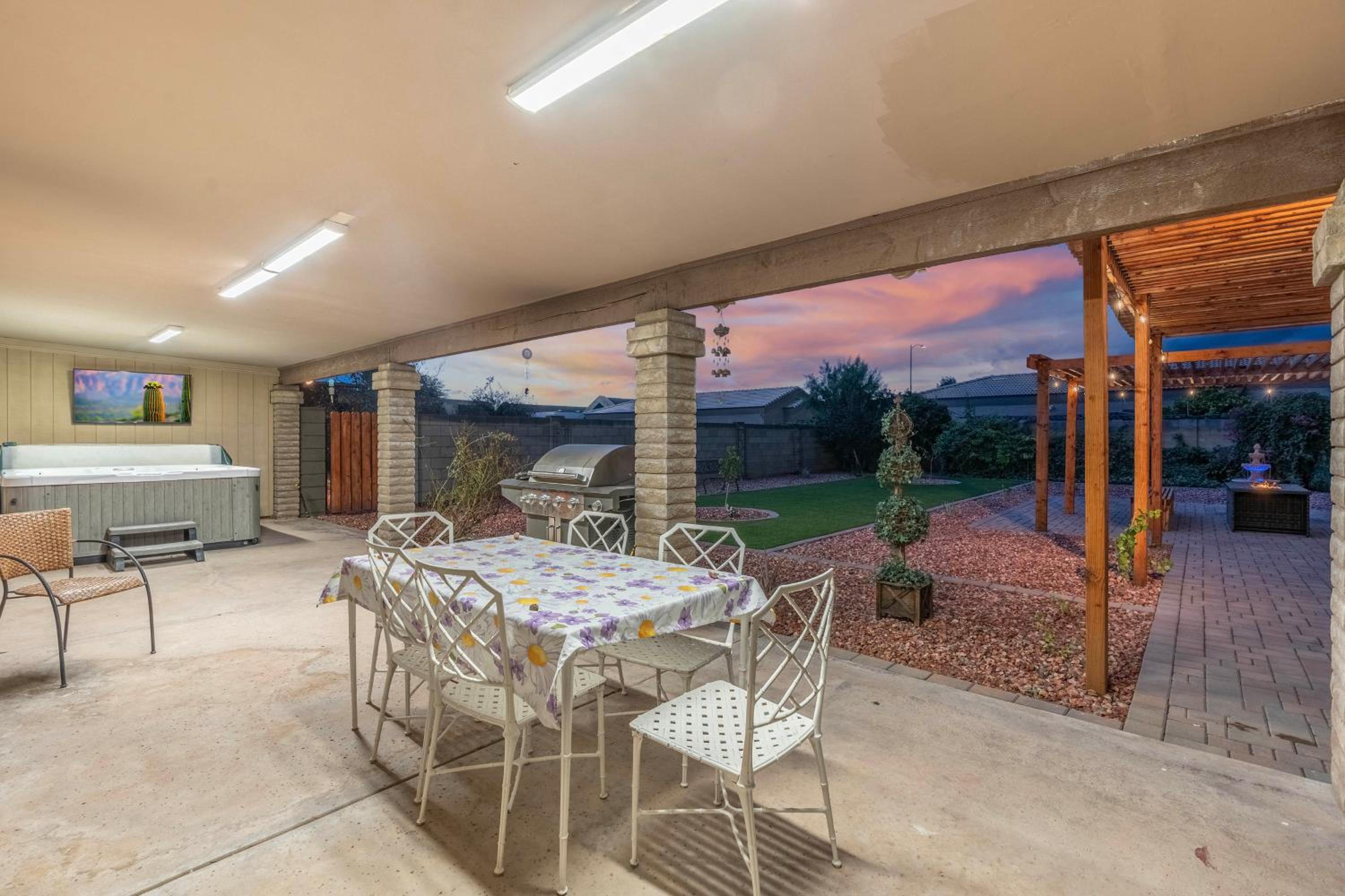 Private Hot Tub and Huge Yard Phoenix Family Home
