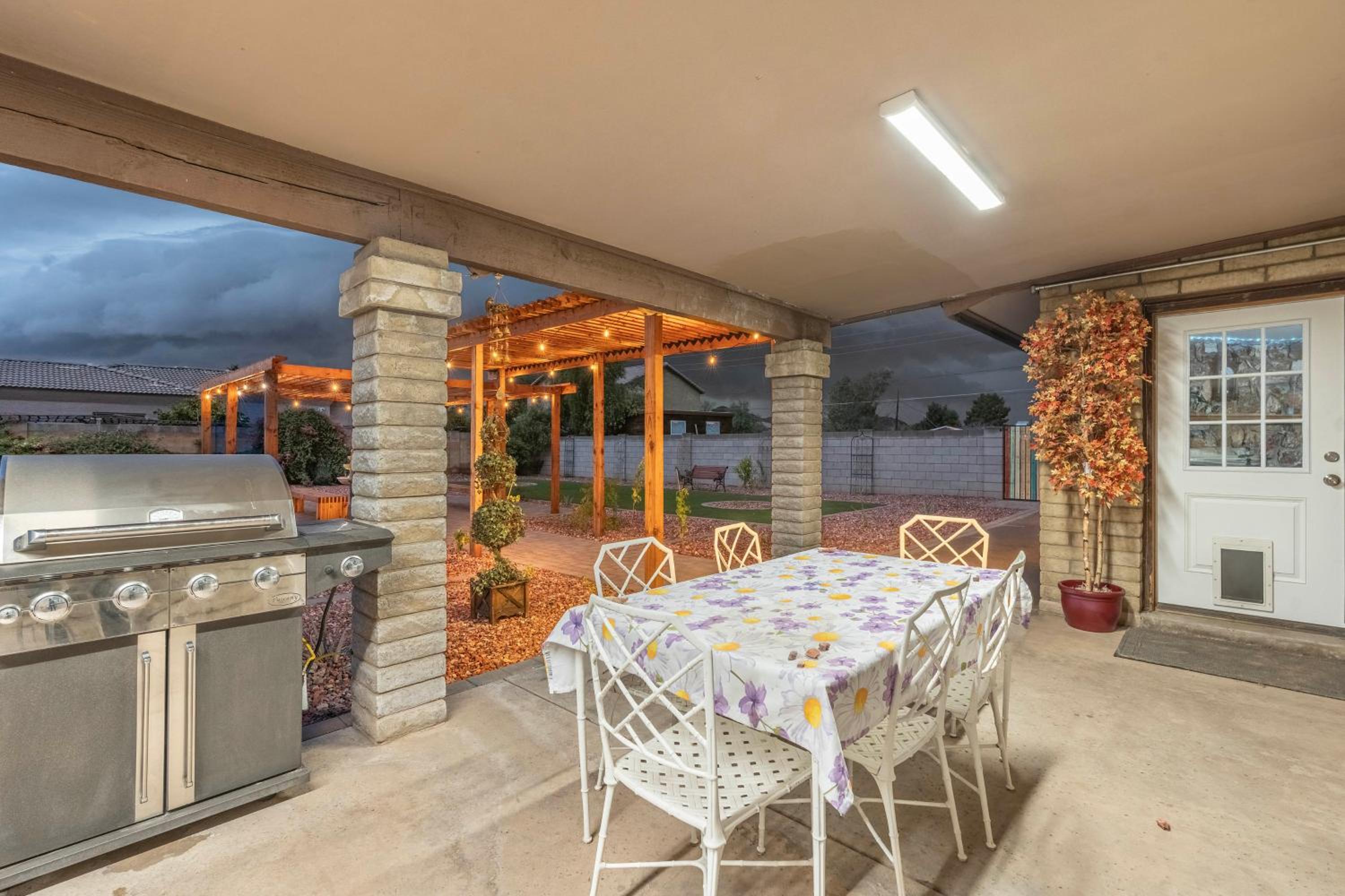Private Hot Tub and Huge Yard Phoenix Family Home