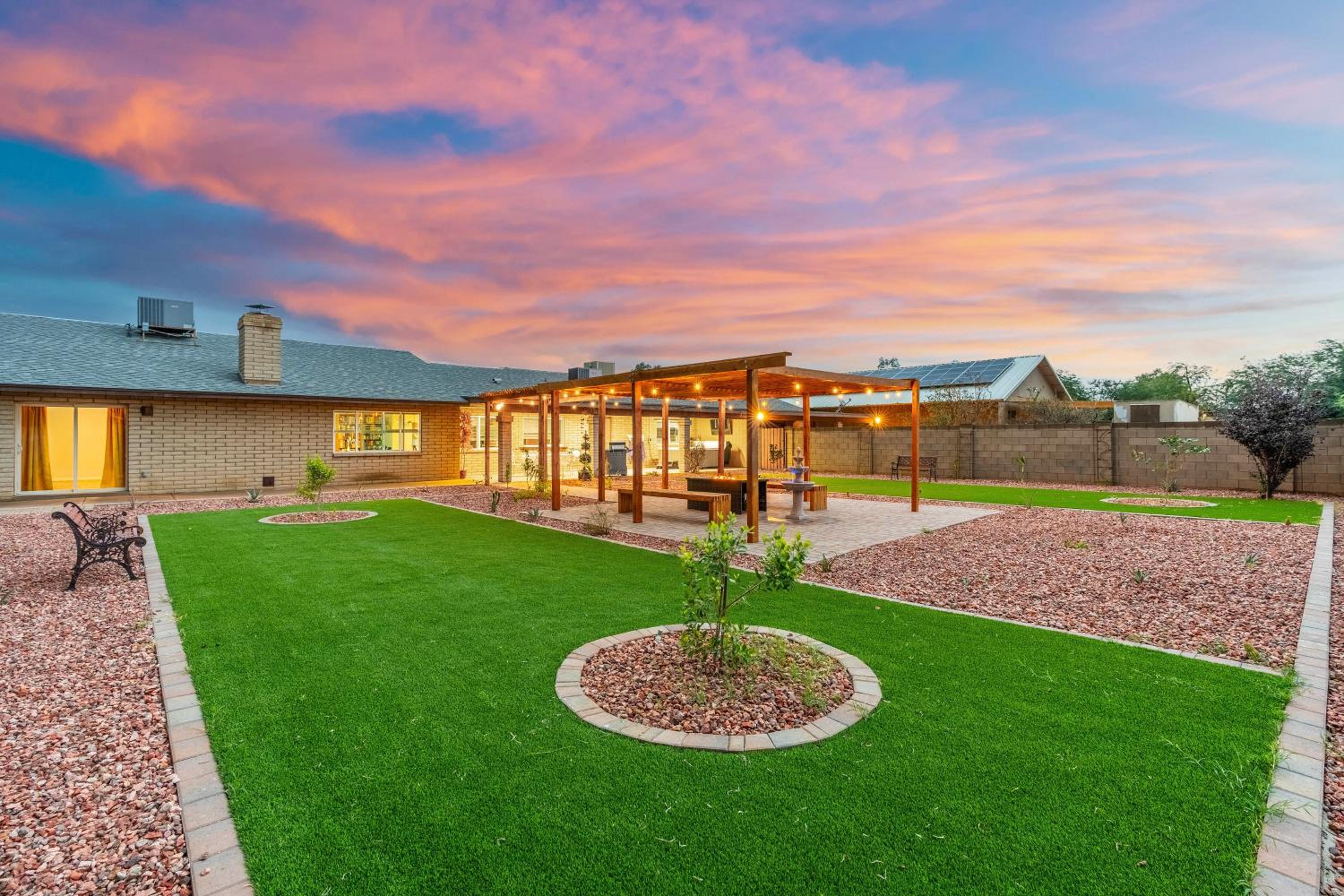 Private Hot Tub and Huge Yard Phoenix Family Home