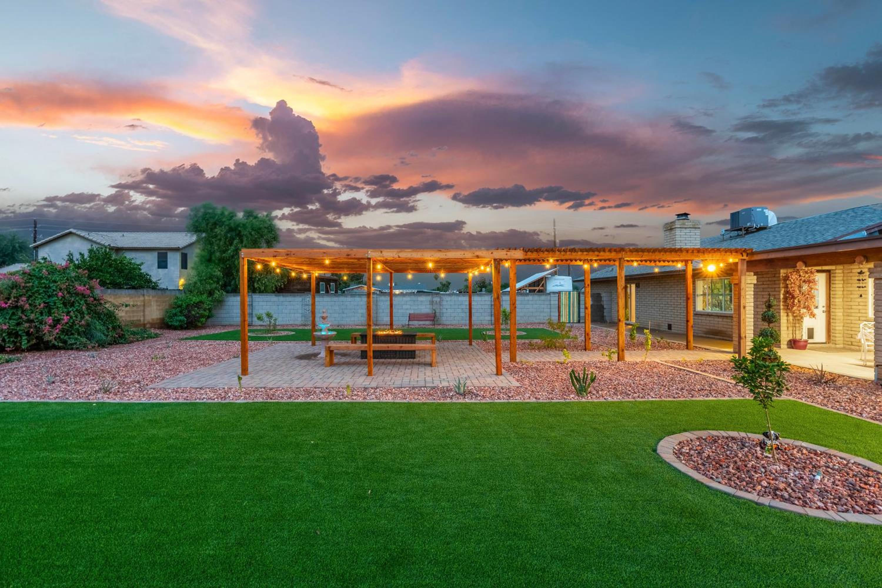 Private Hot Tub and Huge Yard Phoenix Family Home