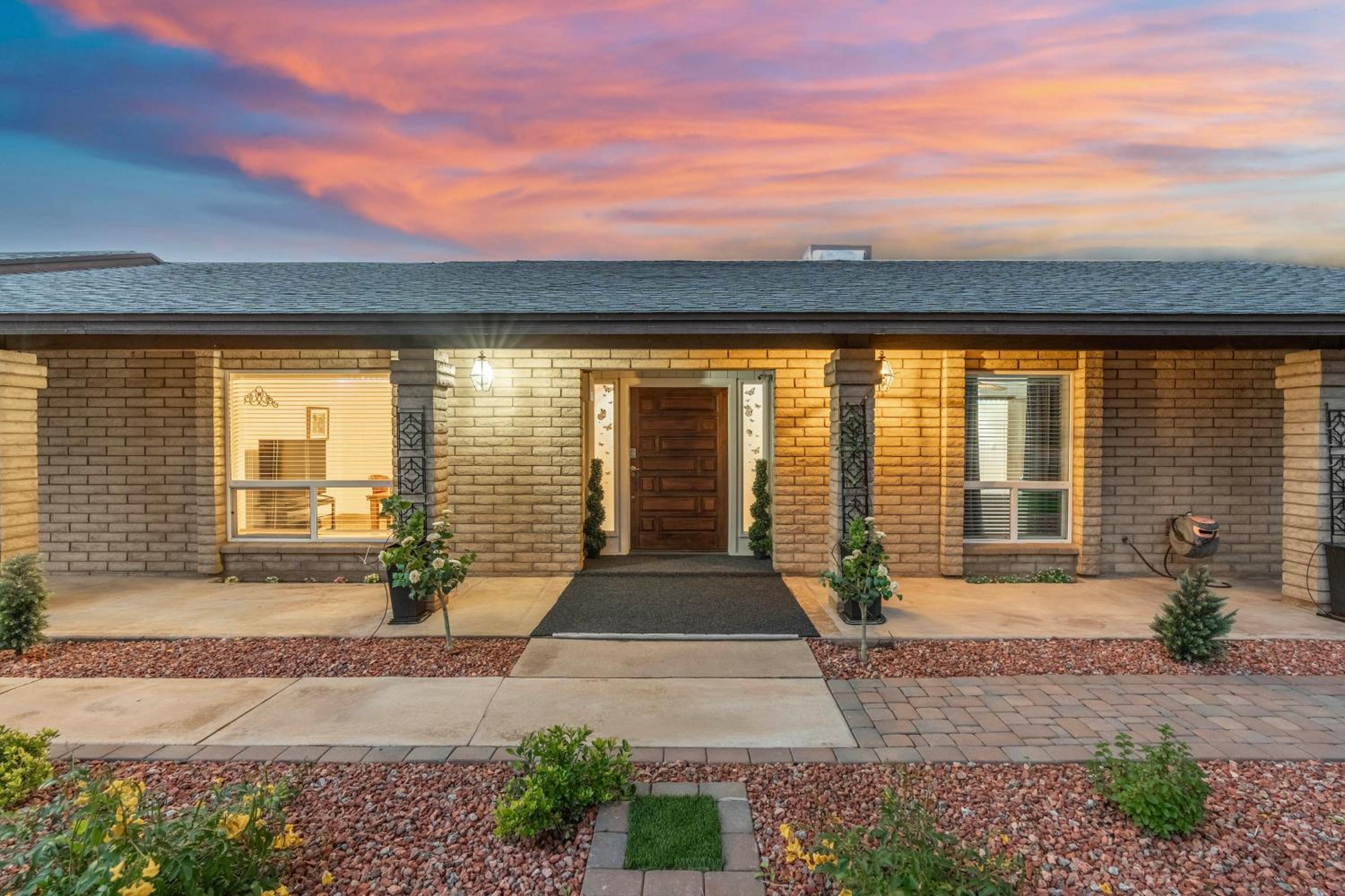 Private Hot Tub and Huge Yard Phoenix Family Home