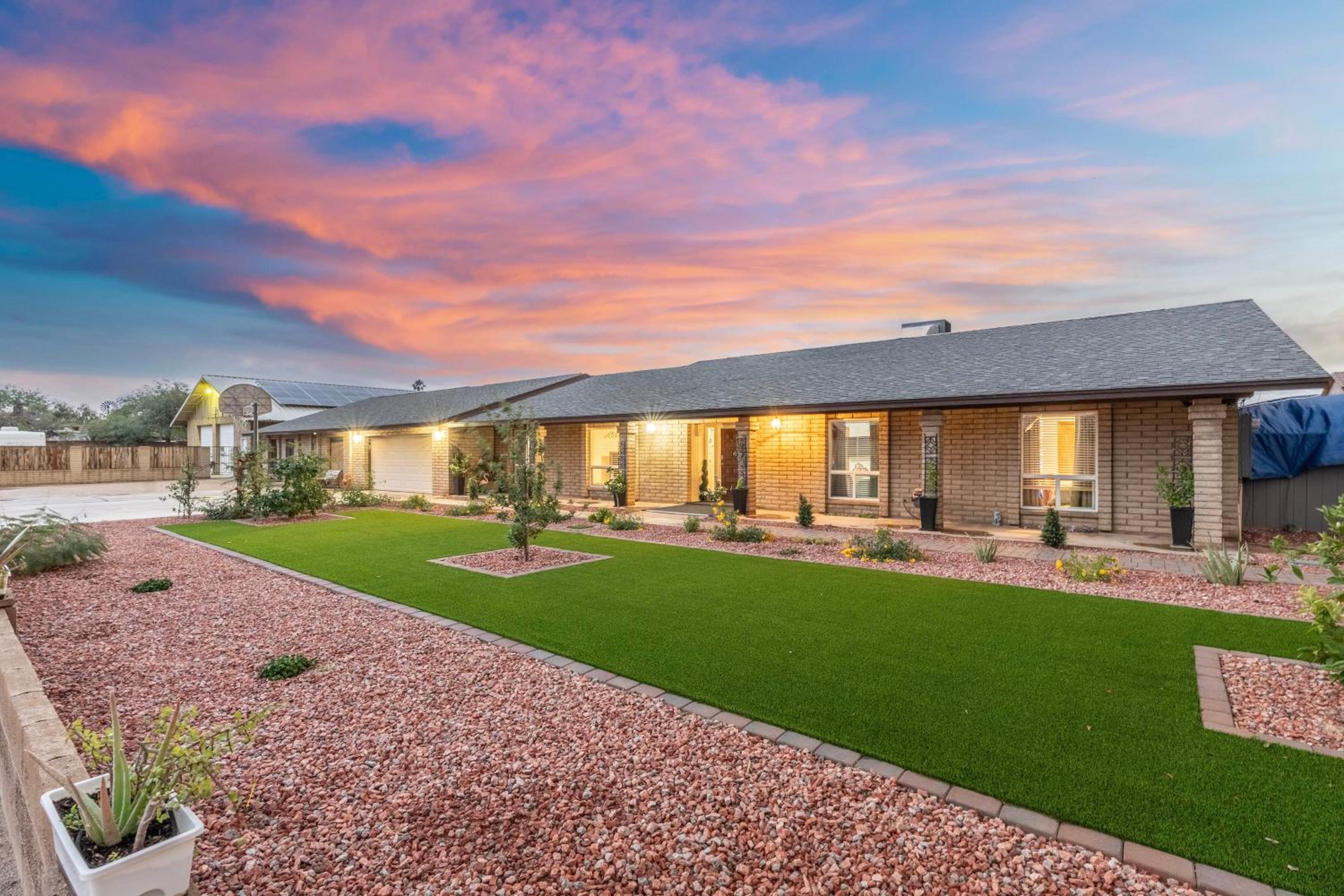 Private Hot Tub and Huge Yard Phoenix Family Home
