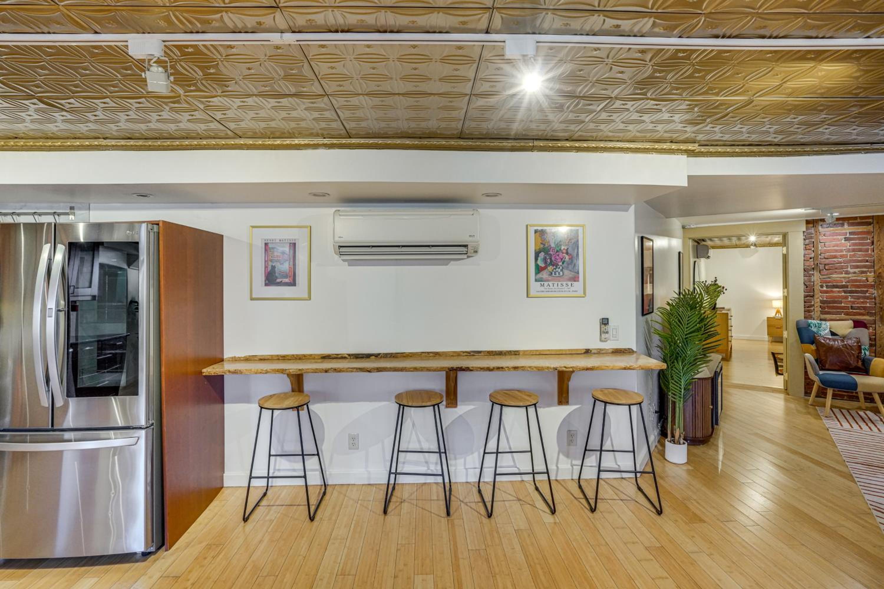 Walk to Athens Riverfront Park! Modern-Retro Apt