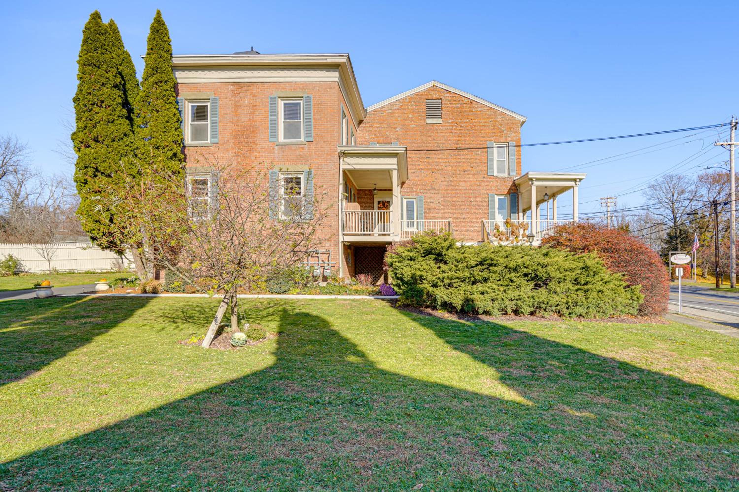 Walk to Athens Riverfront Park! Modern-Retro Apt