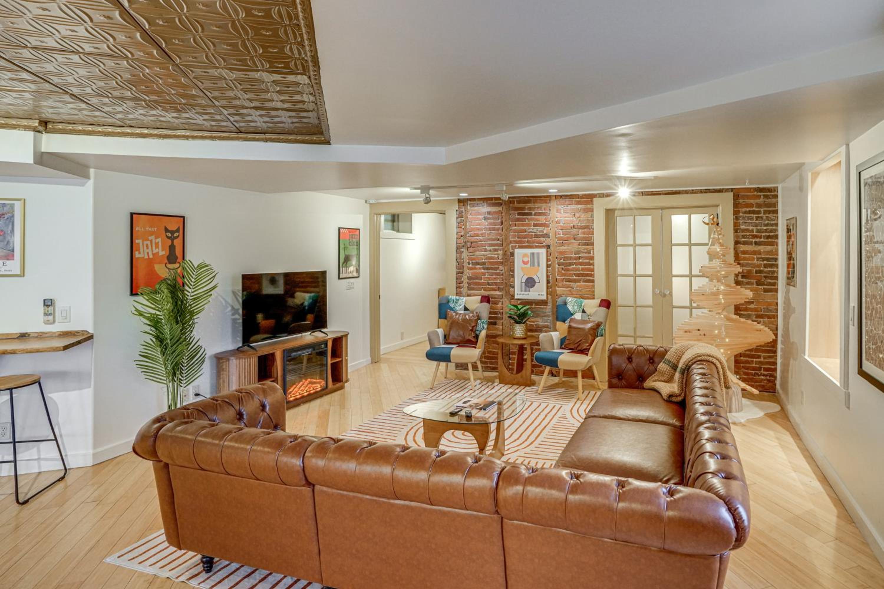 Walk to Athens Riverfront Park! Modern-Retro Apt