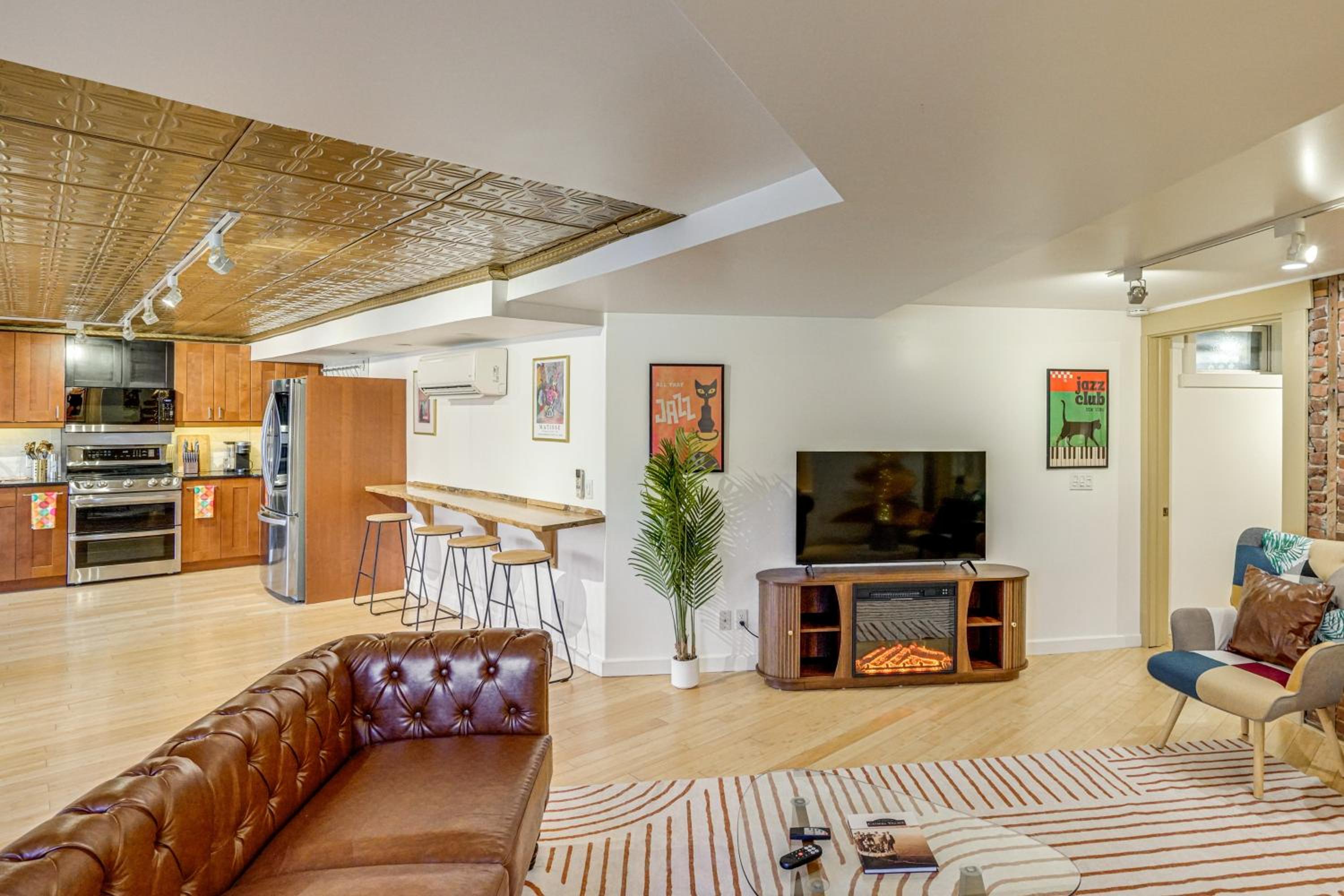 Walk to Athens Riverfront Park! Modern-Retro Apt
