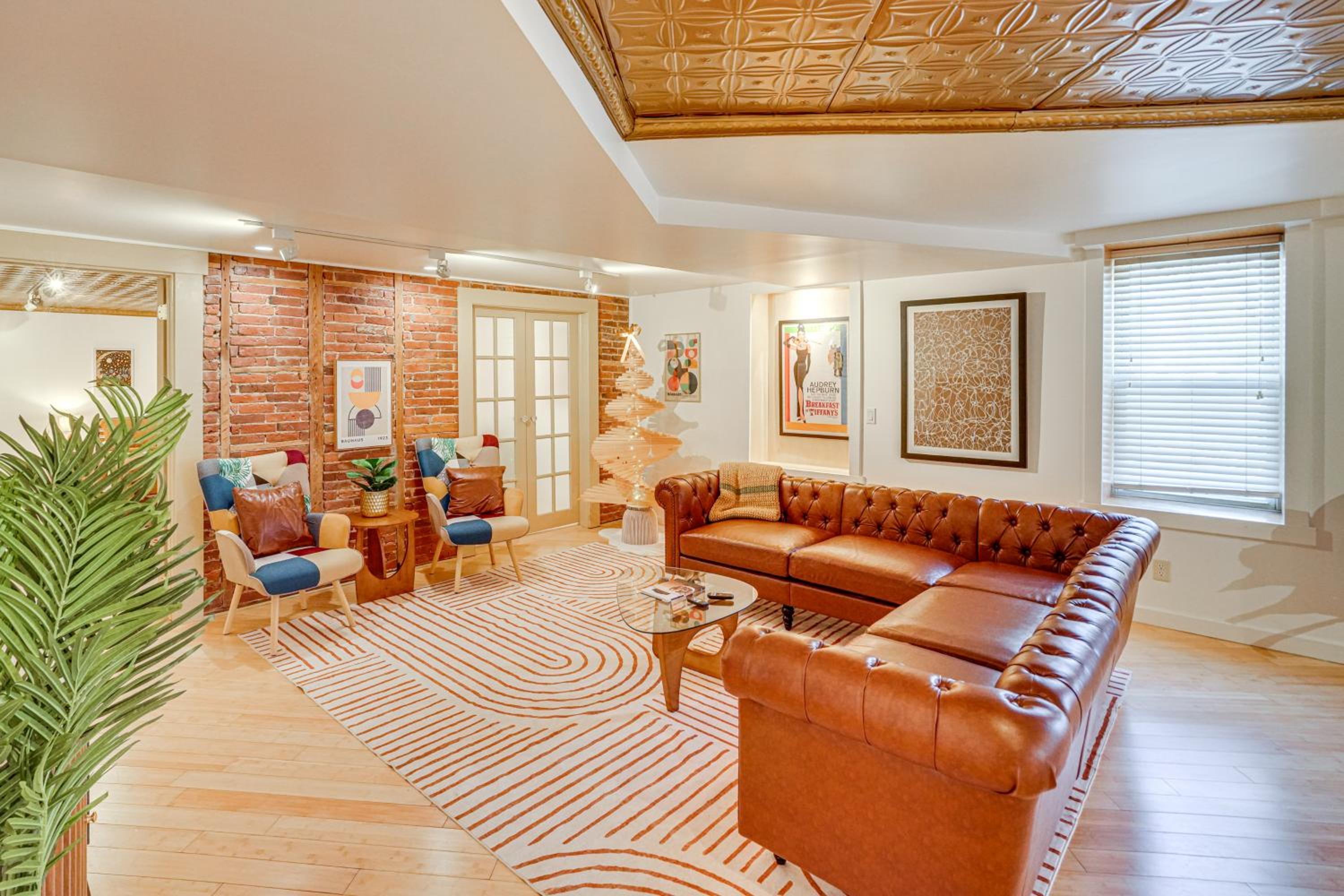 Walk to Athens Riverfront Park! Modern-Retro Apt