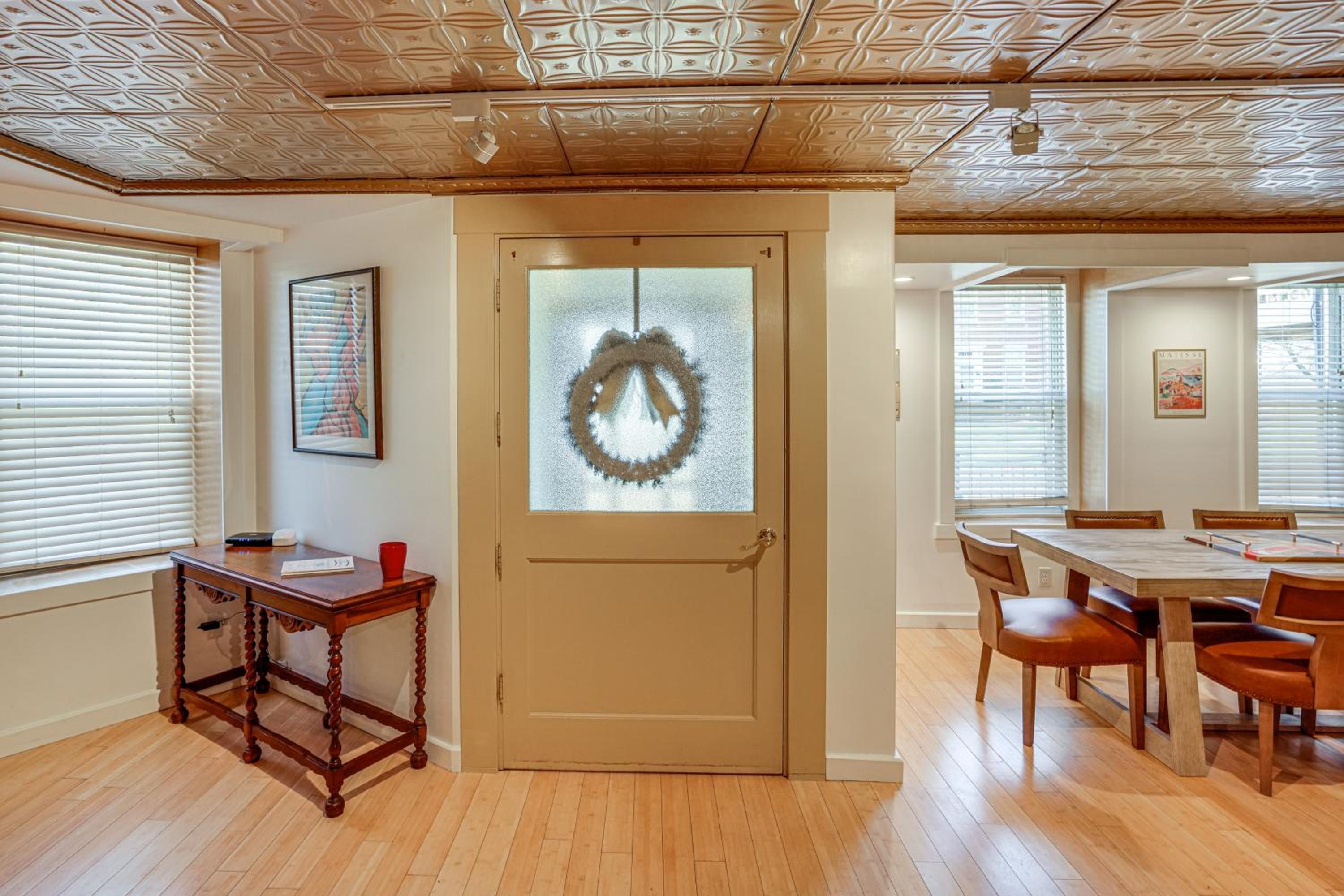 Walk to Athens Riverfront Park! Modern-Retro Apt