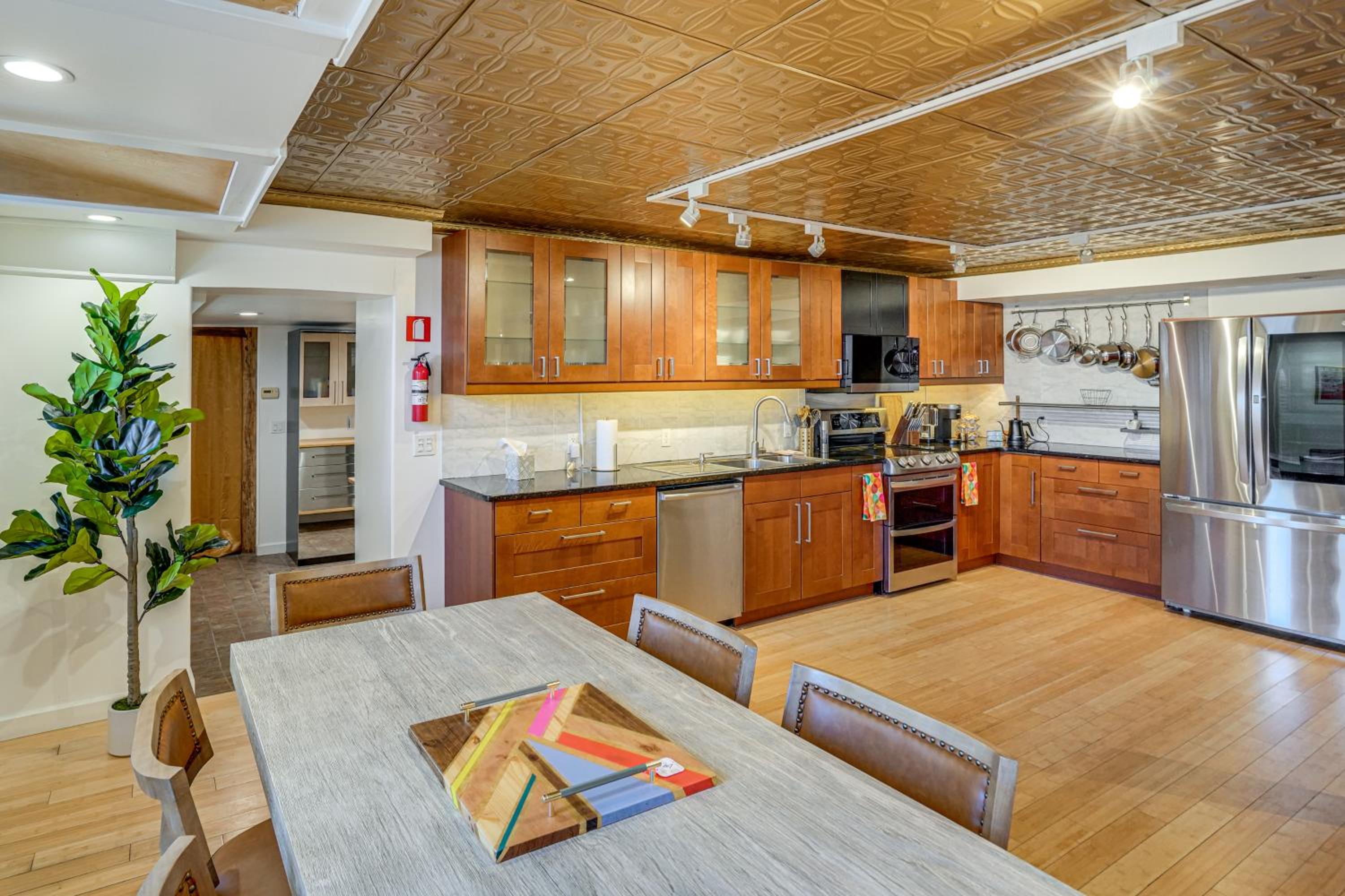 Walk to Athens Riverfront Park! Modern-Retro Apt