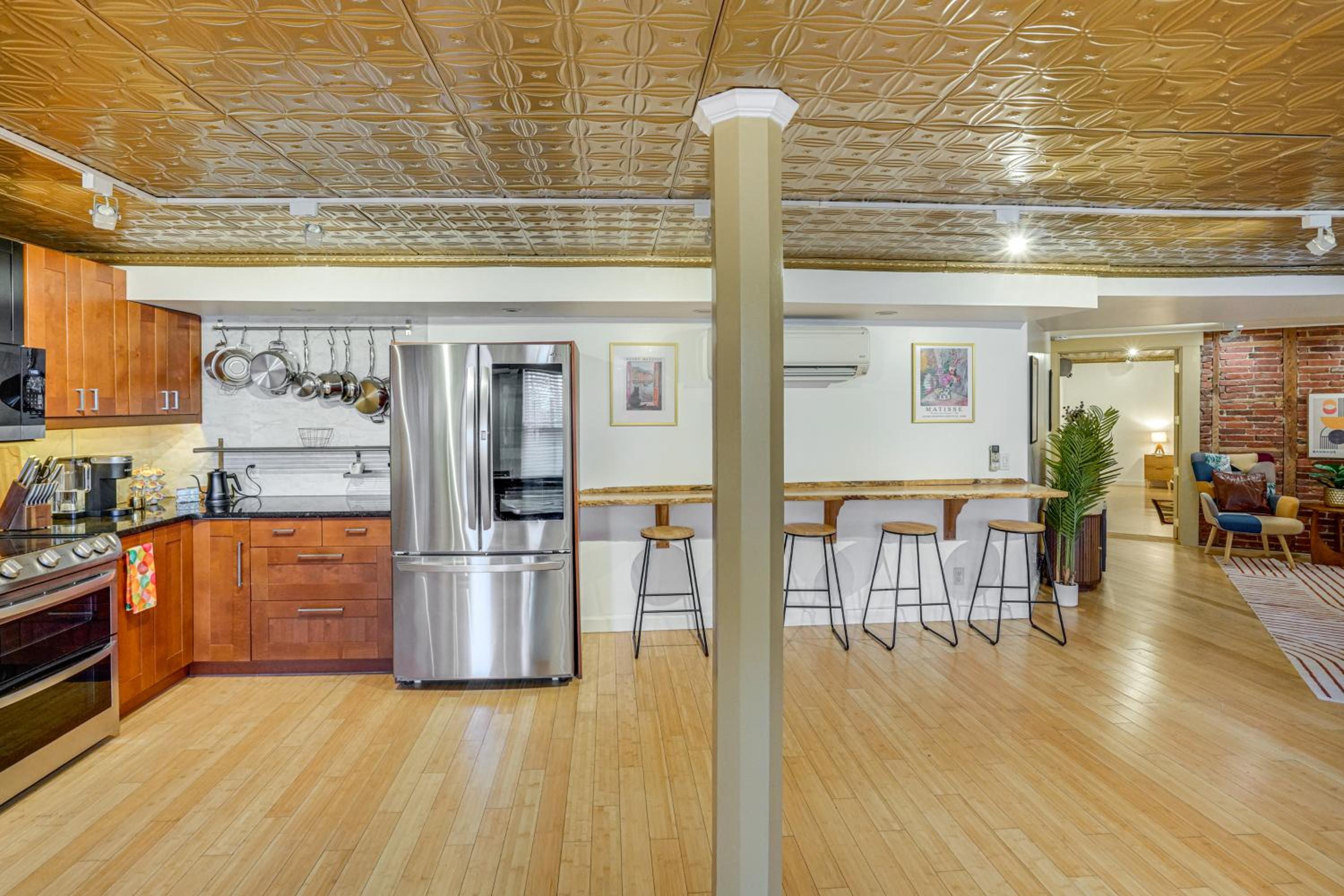 Walk to Athens Riverfront Park! Modern-Retro Apt