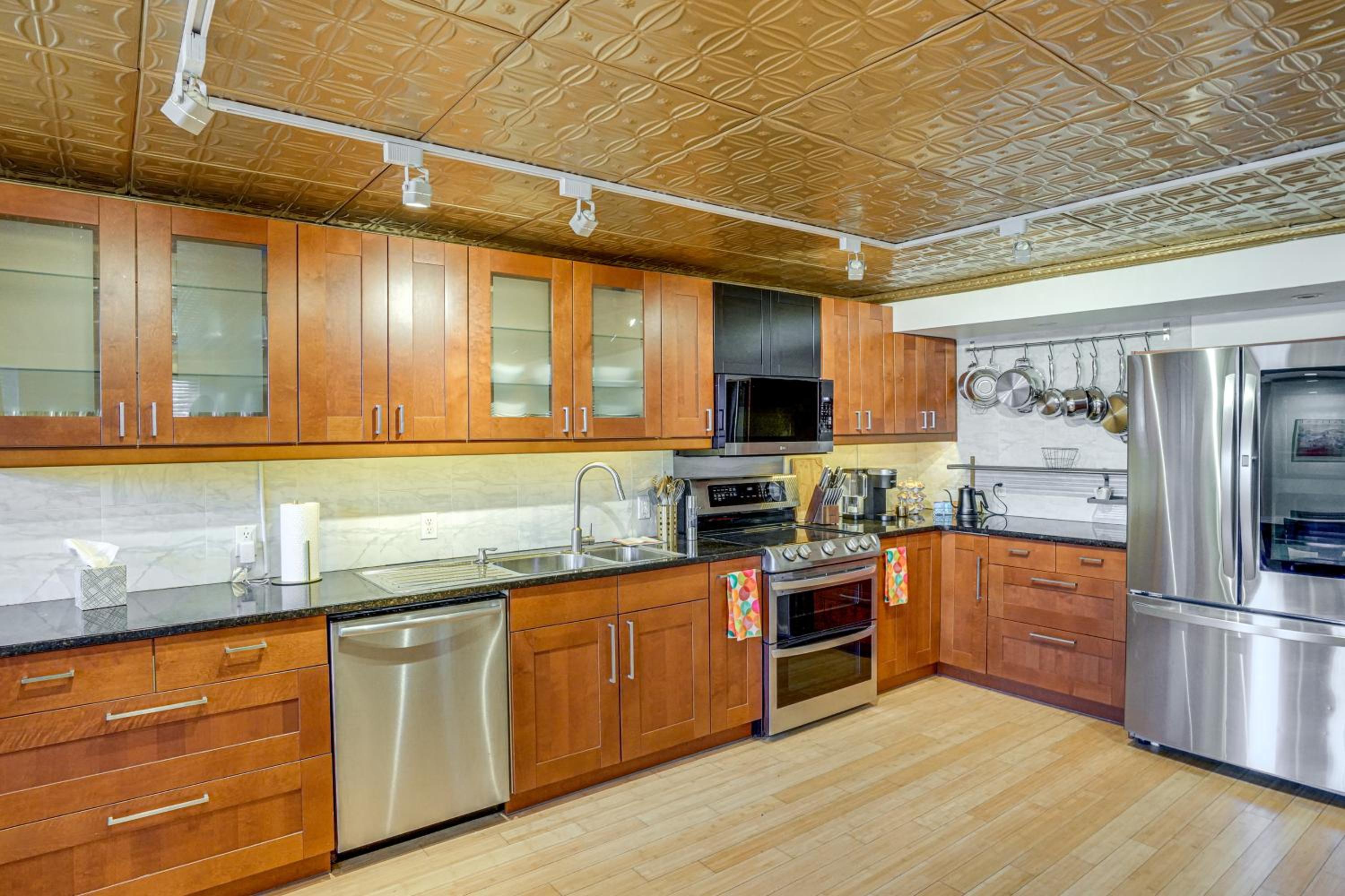 Walk to Athens Riverfront Park! Modern-Retro Apt