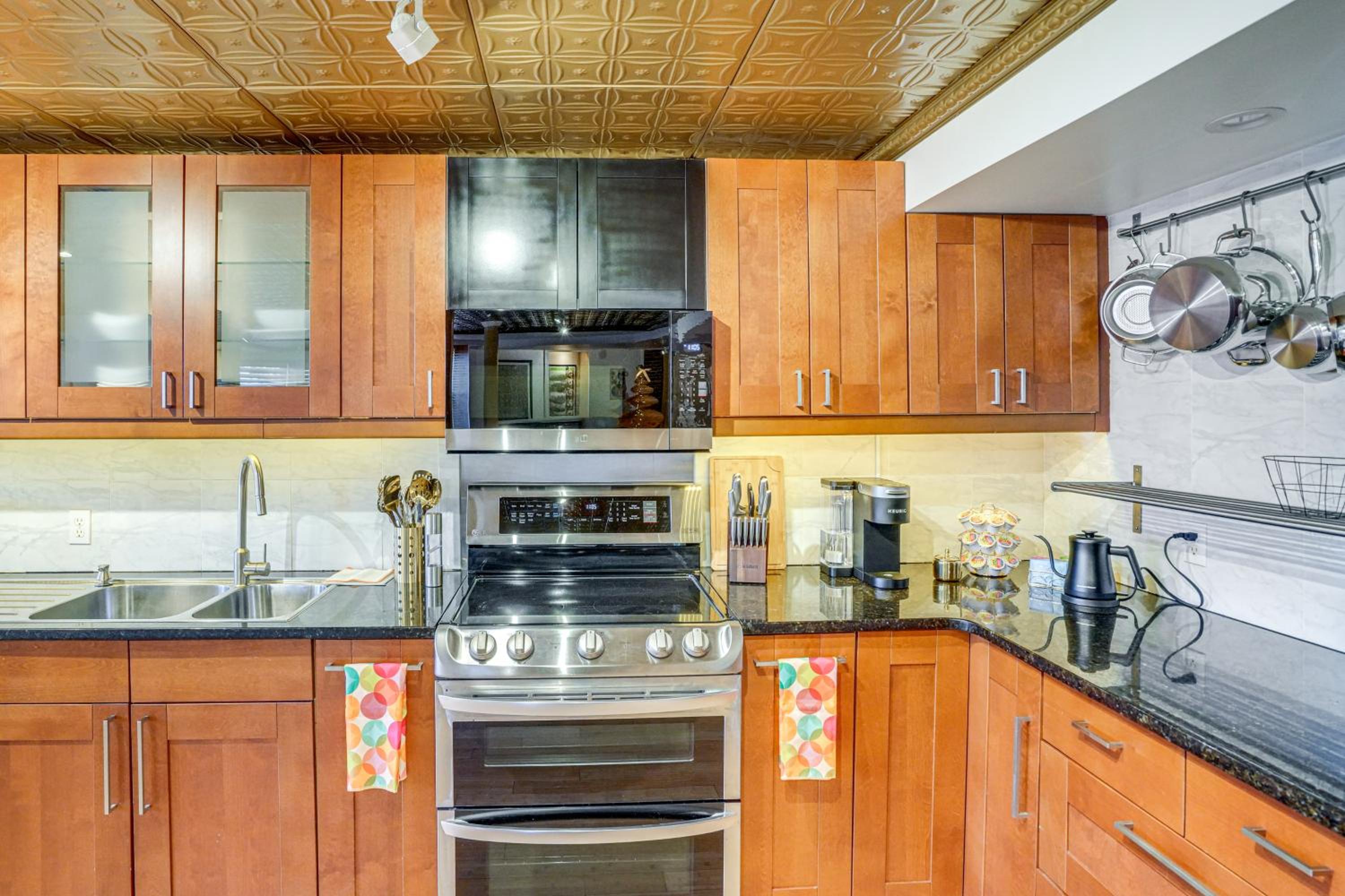 Walk to Athens Riverfront Park! Modern-Retro Apt