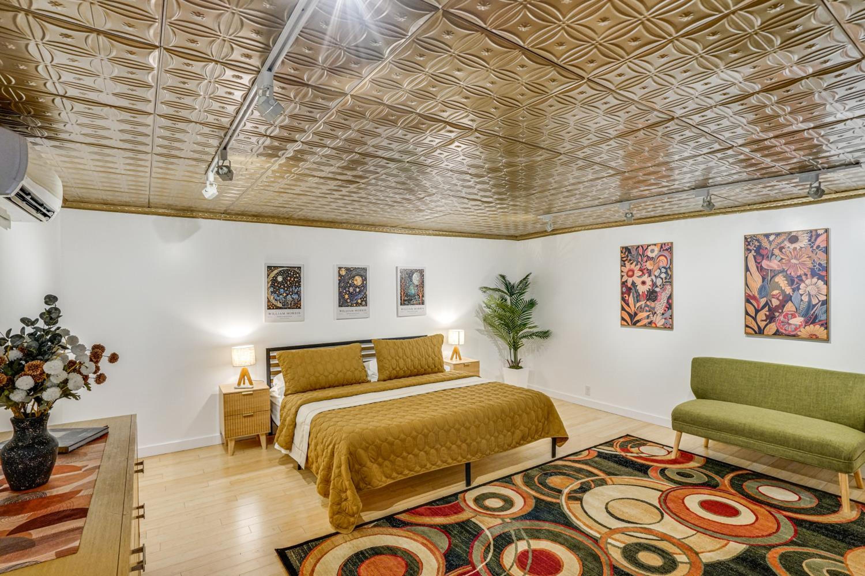 Walk to Athens Riverfront Park! Modern-Retro Apt