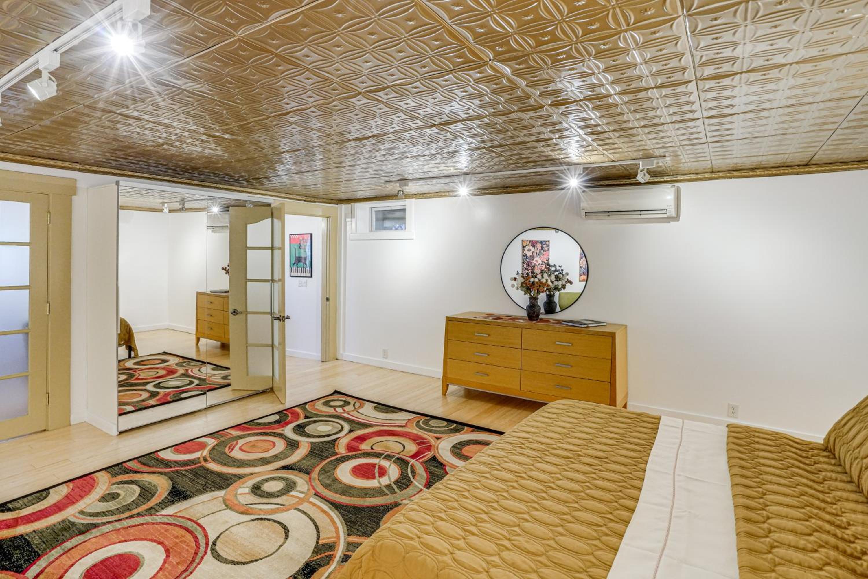 Walk to Athens Riverfront Park! Modern-Retro Apt