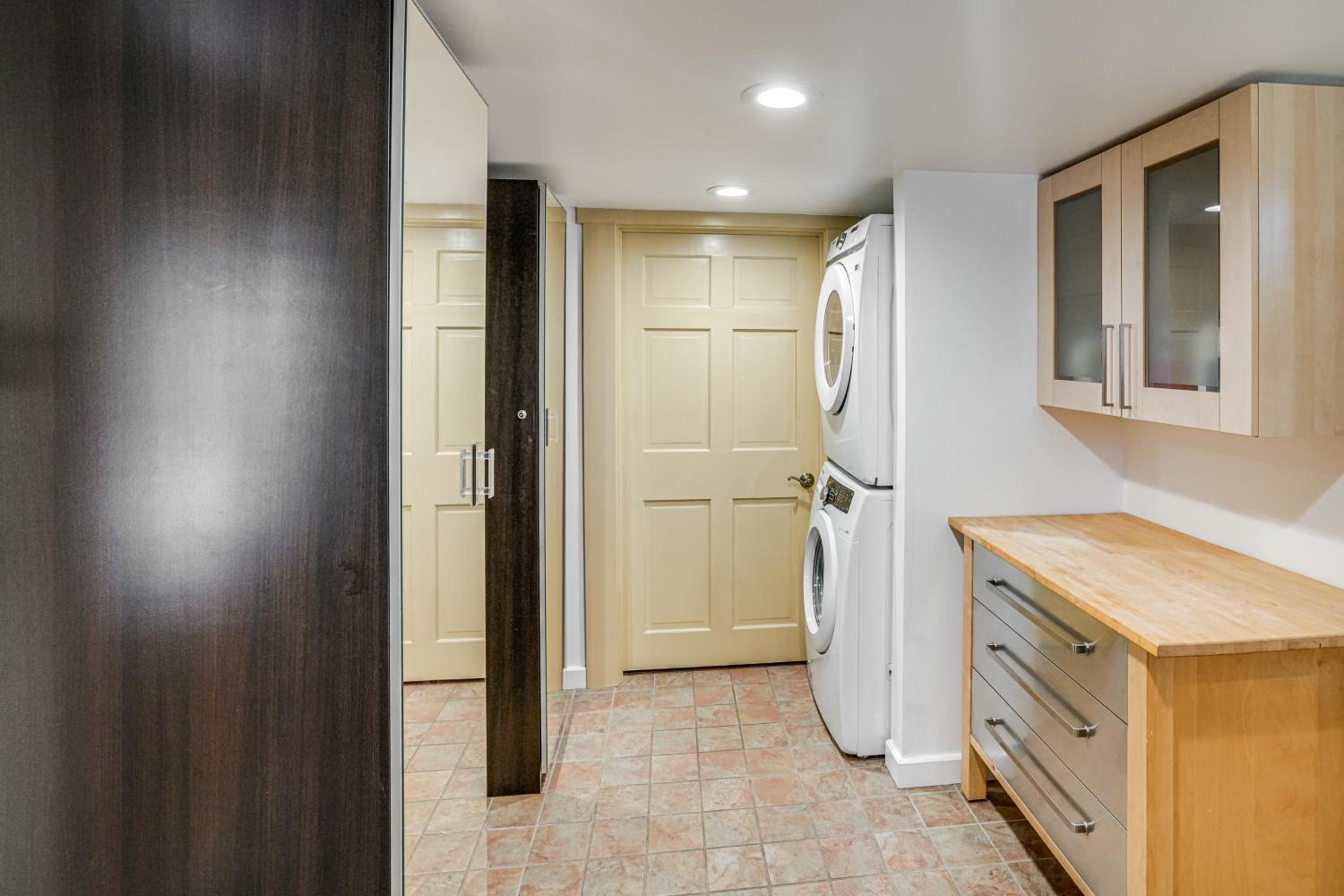 Walk to Athens Riverfront Park! Modern-Retro Apt