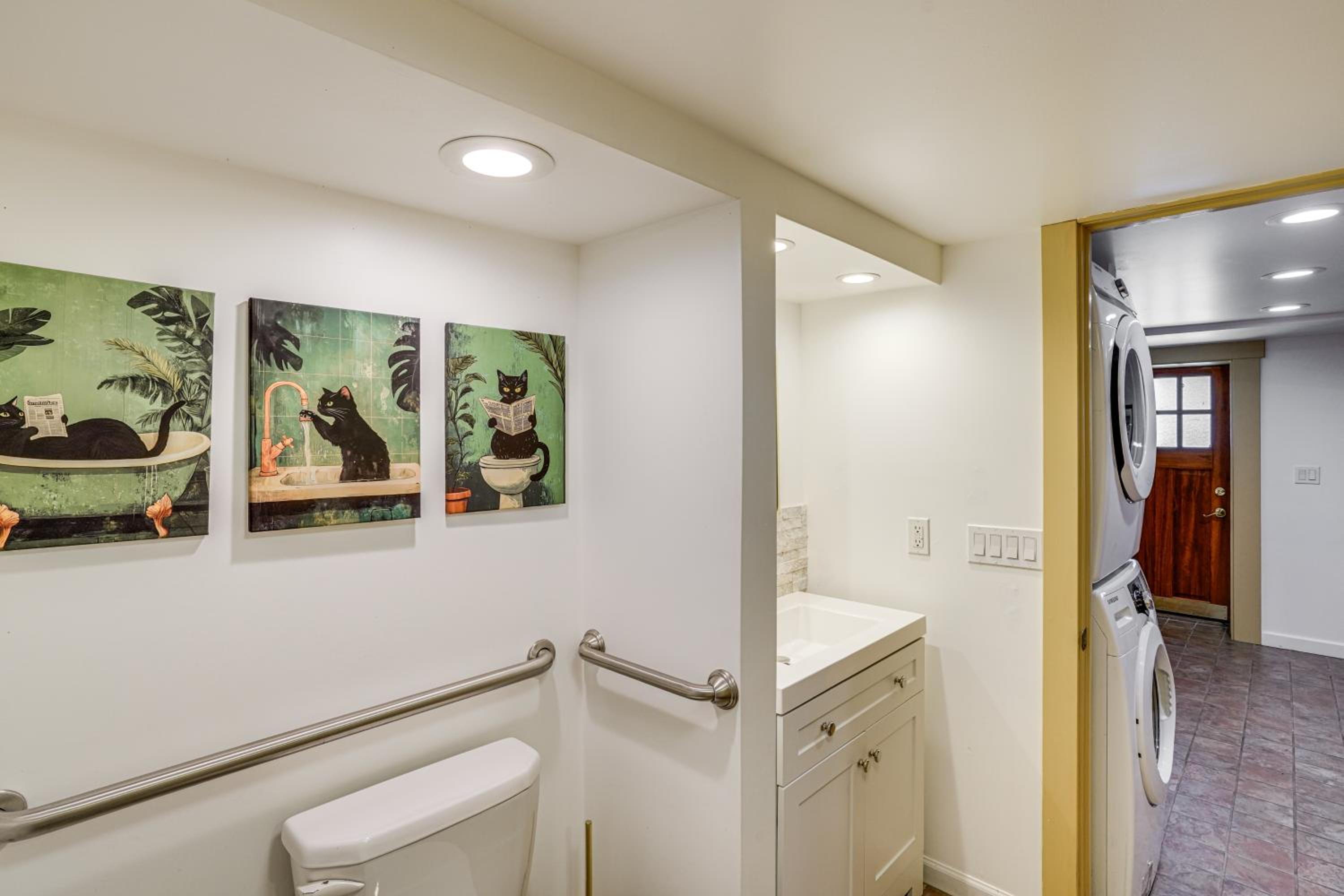 Walk to Athens Riverfront Park! Modern-Retro Apt
