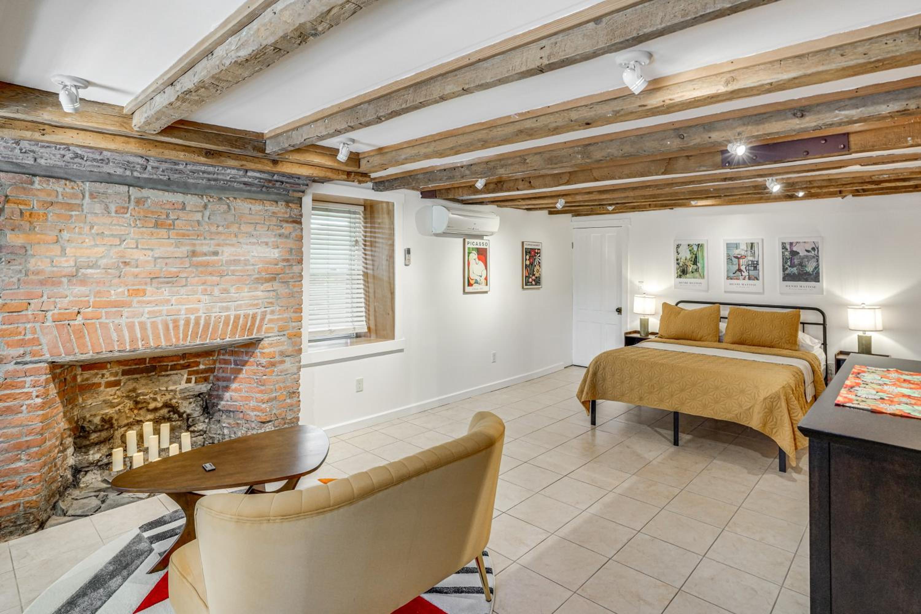 Walk to Athens Riverfront Park! Modern-Retro Apt