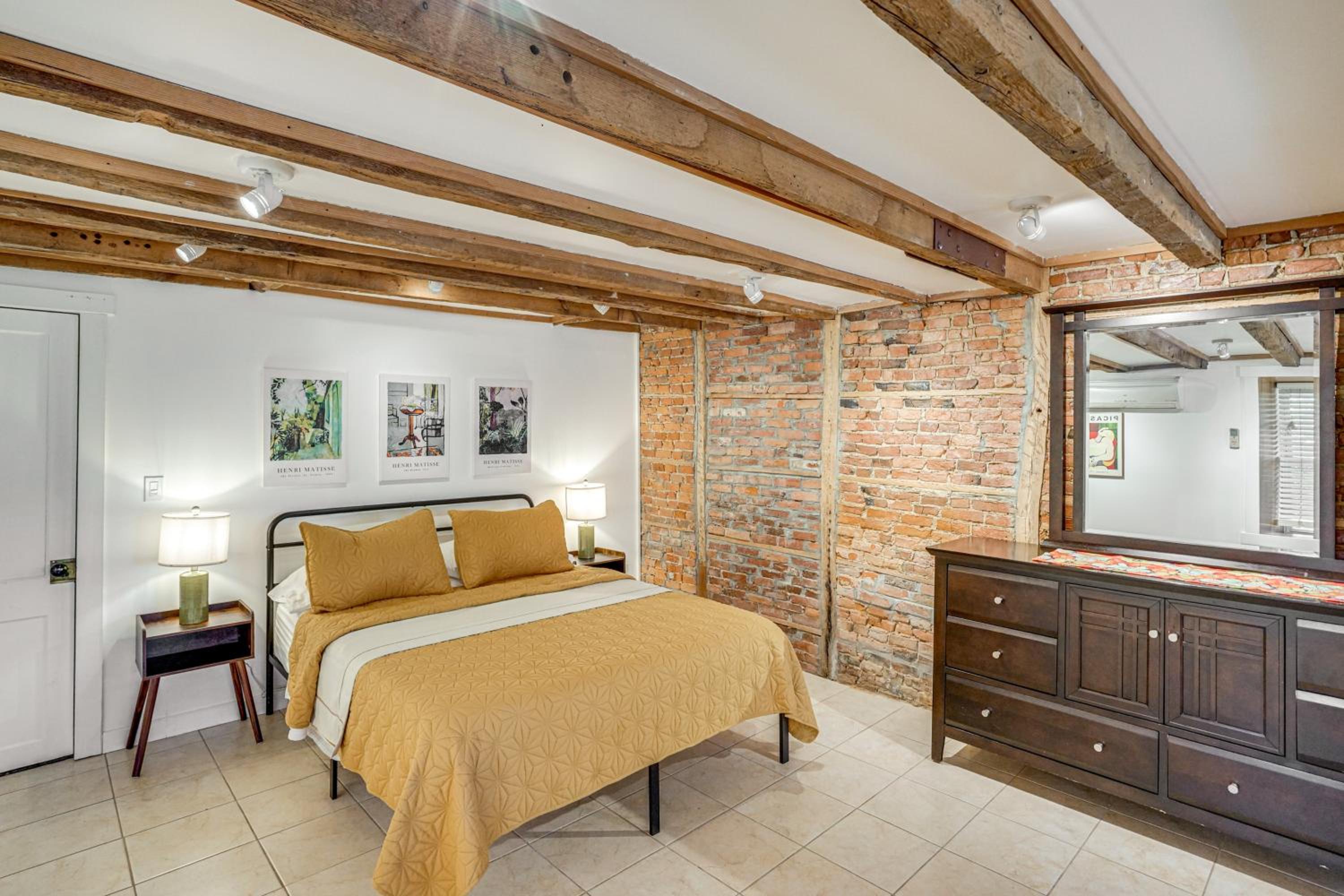 Walk to Athens Riverfront Park! Modern-Retro Apt