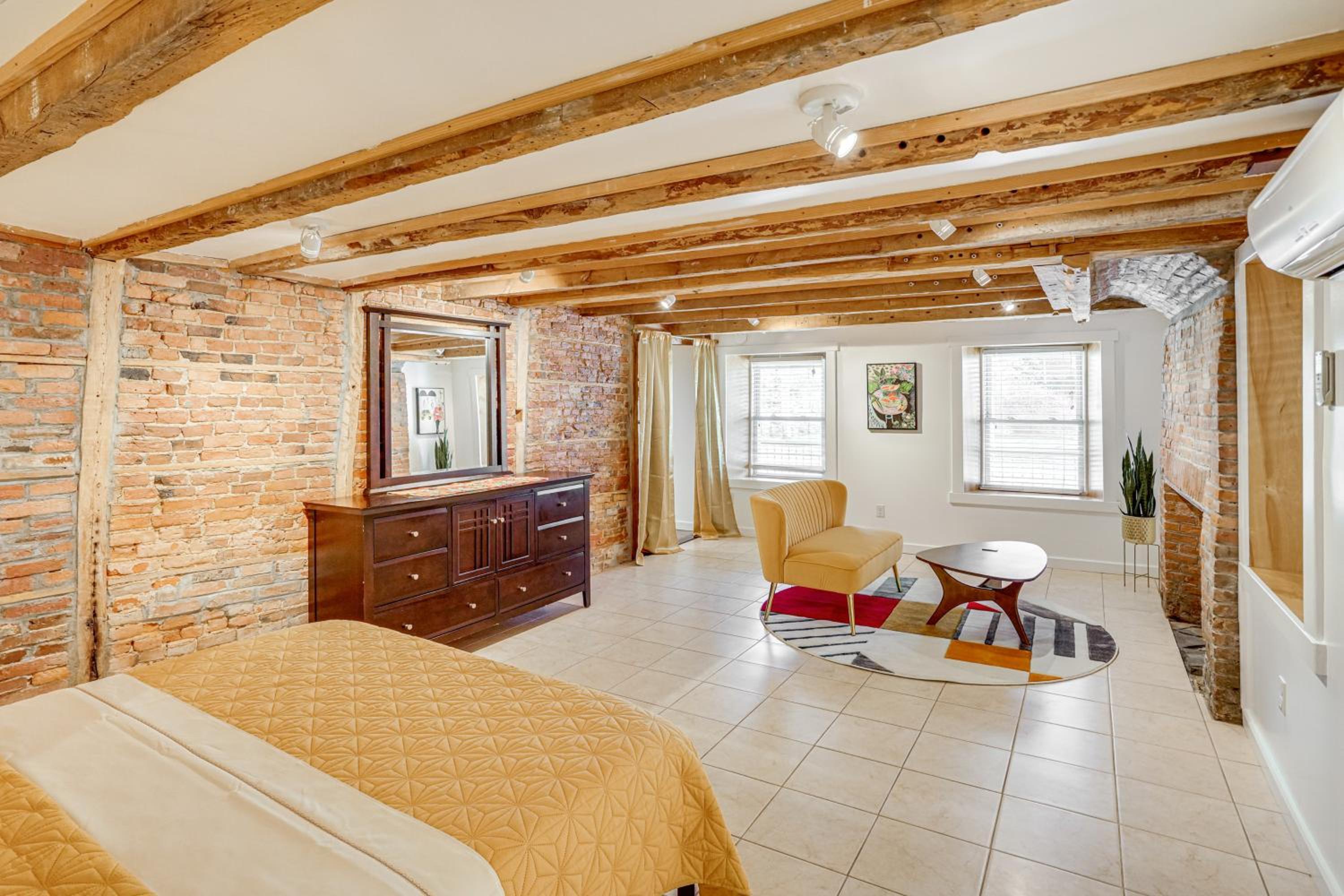 Walk to Athens Riverfront Park! Modern-Retro Apt