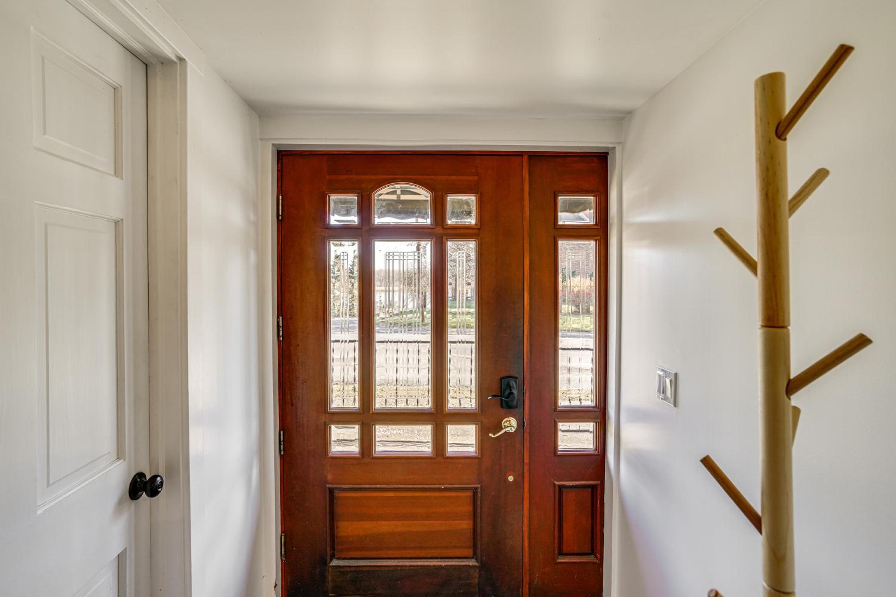 Walk to Athens Riverfront Park! Modern-Retro Apt