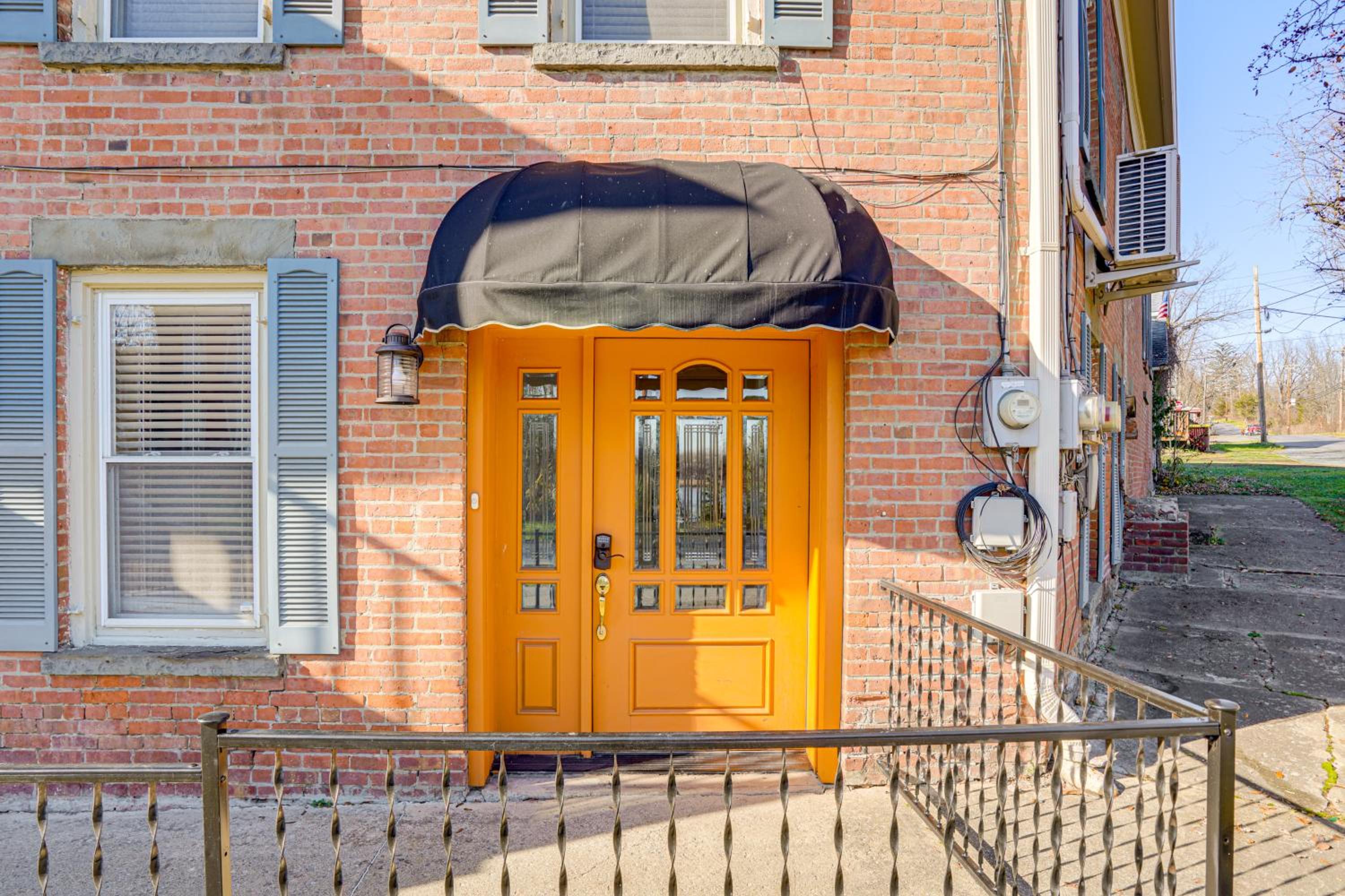 Walk to Athens Riverfront Park! Modern-Retro Apt