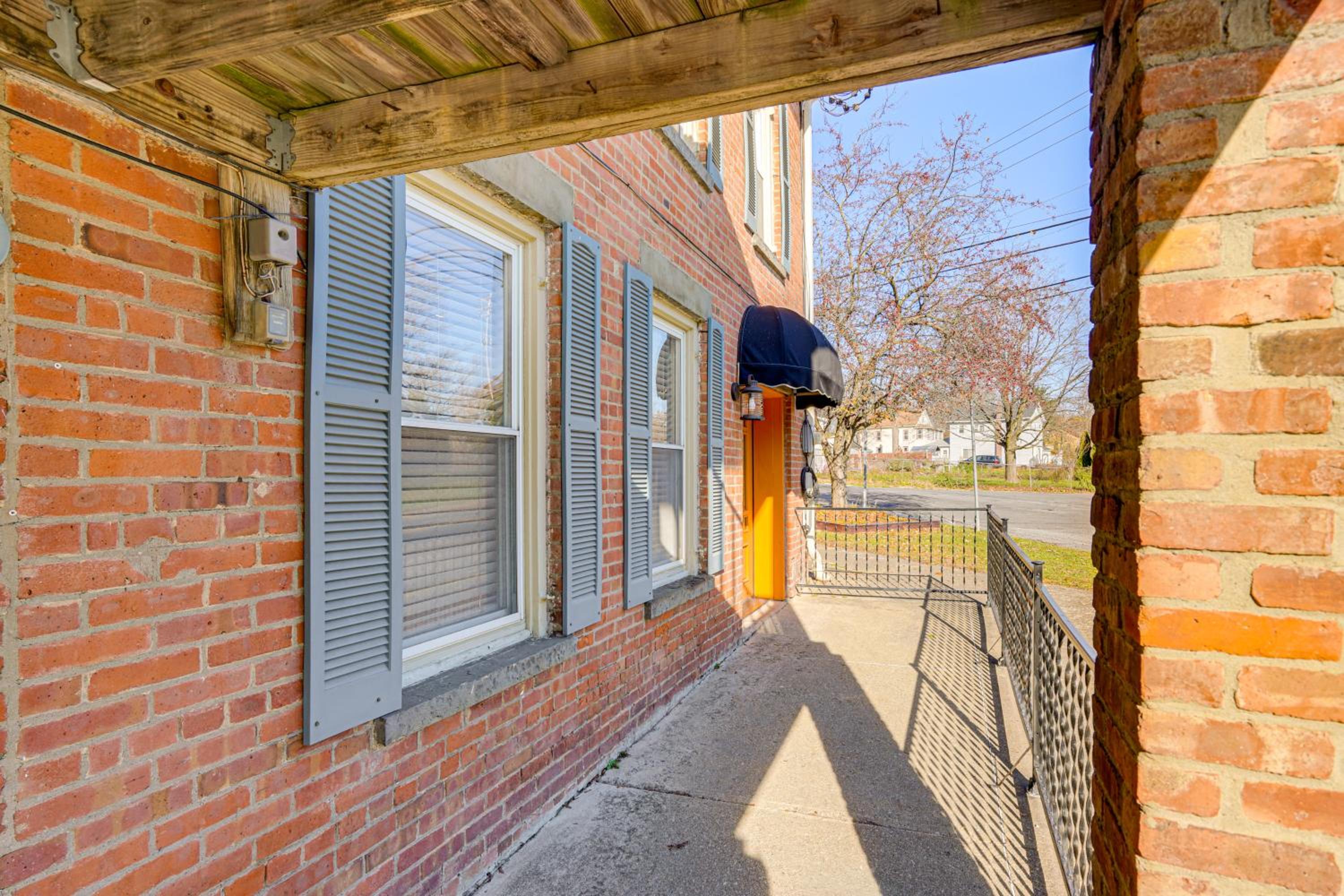 Walk to Athens Riverfront Park! Modern-Retro Apt