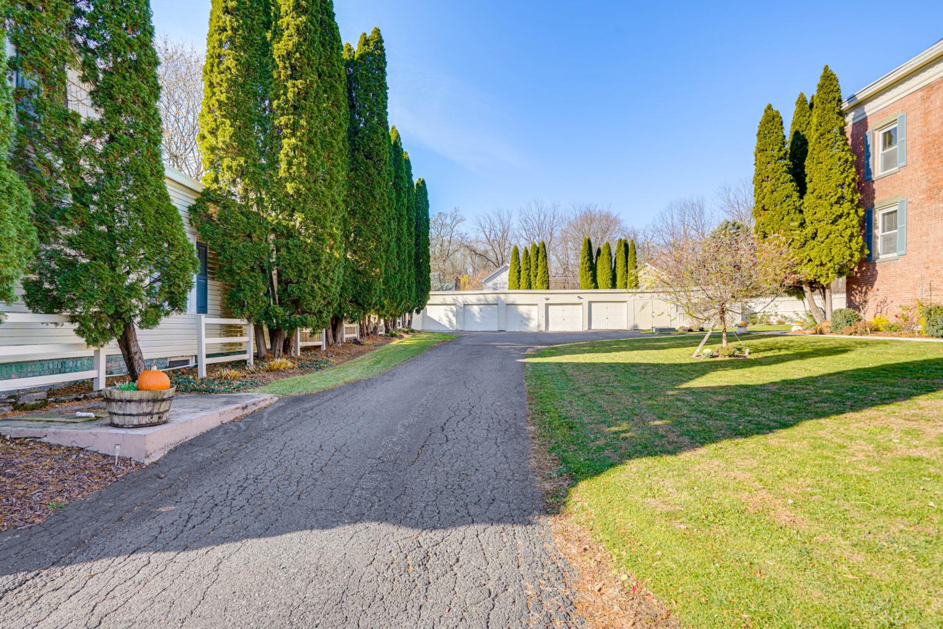 Walk to Athens Riverfront Park! Modern-Retro Apt
