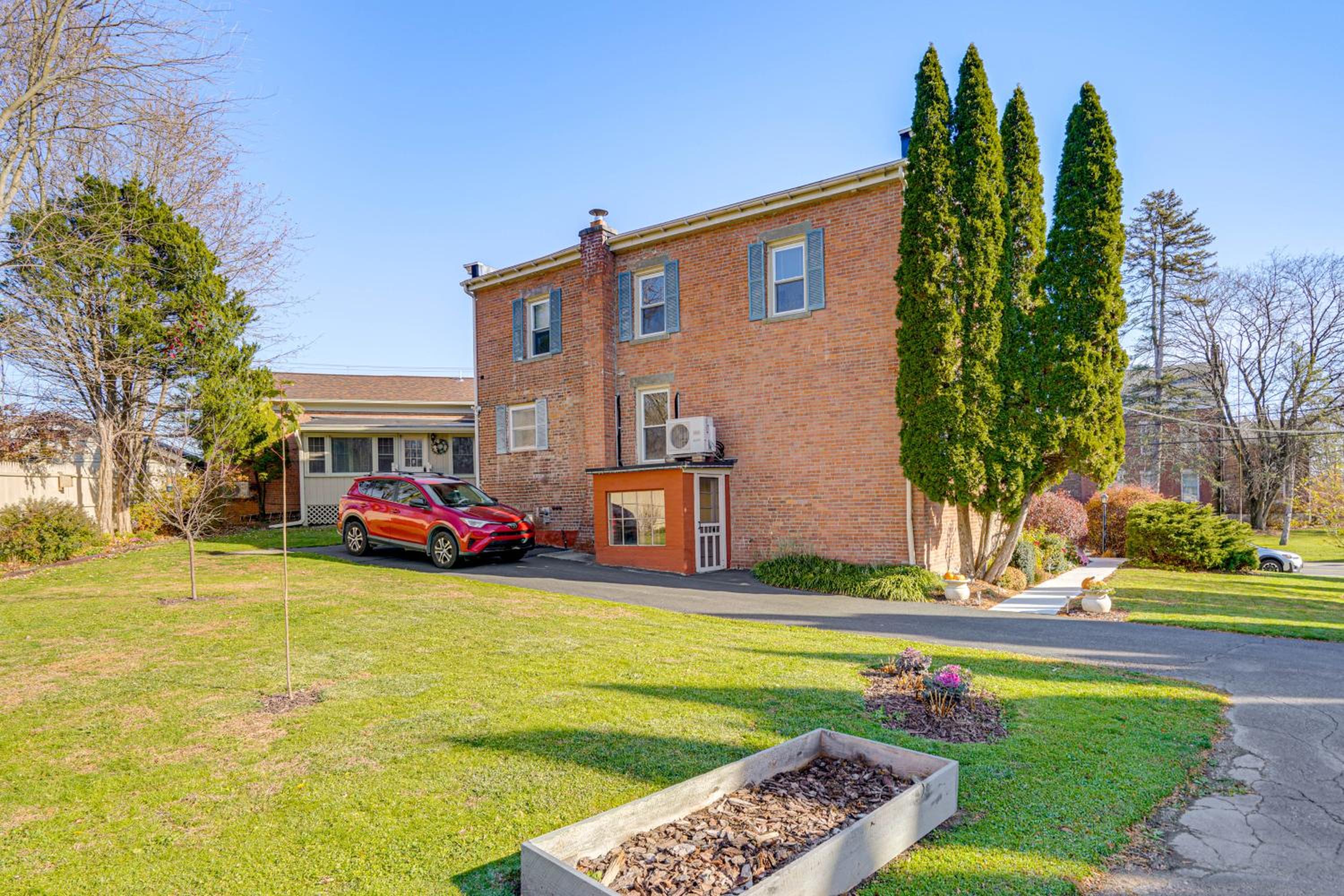 Walk to Athens Riverfront Park! Modern-Retro Apt