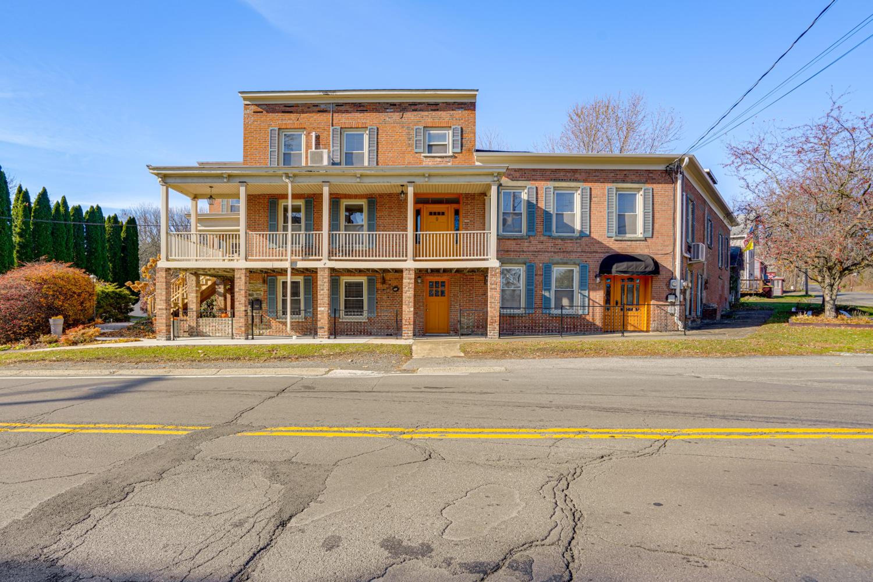 Walk to Athens Riverfront Park! Modern-Retro Apt
