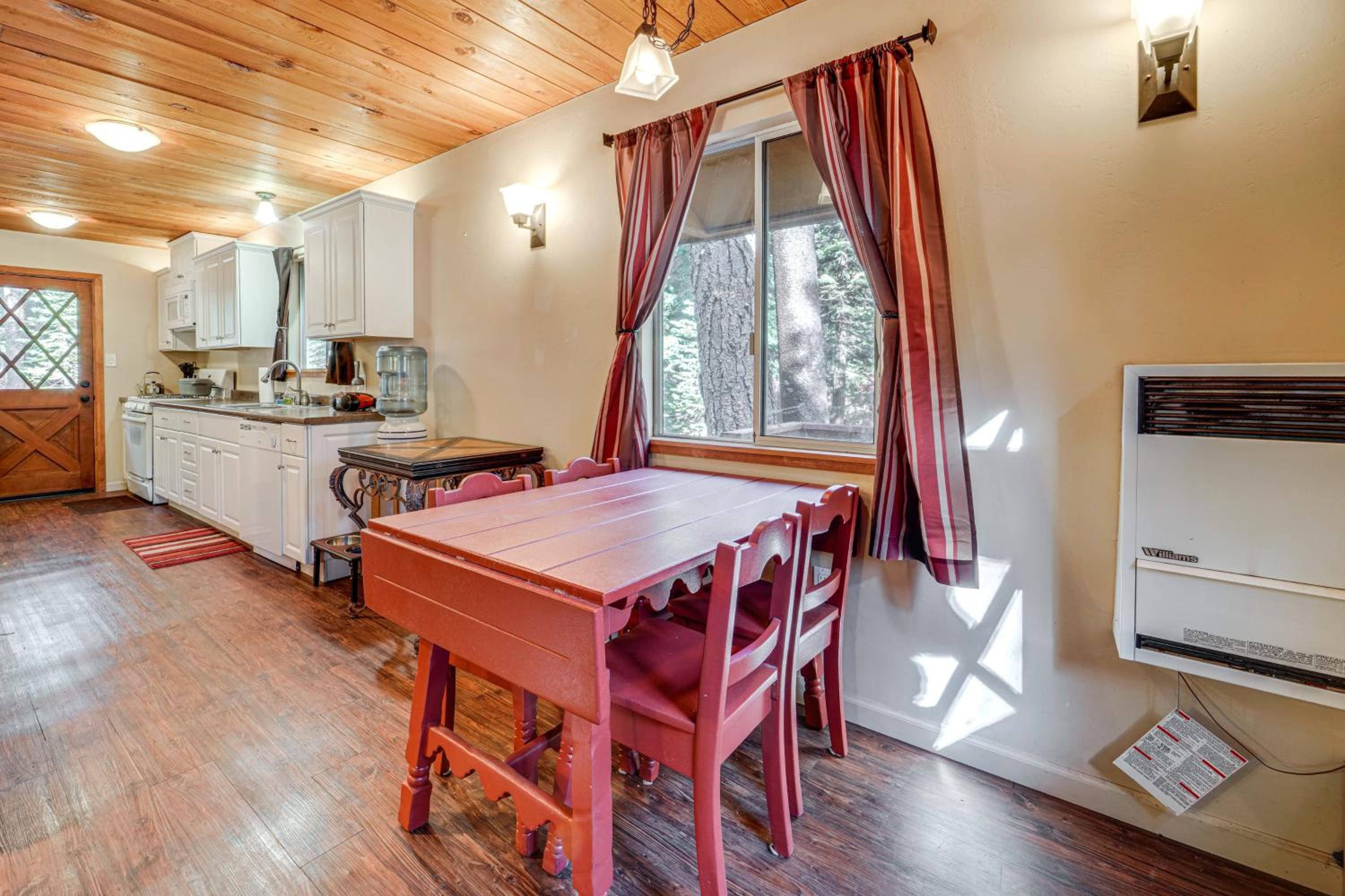 Near Slopes, Donner Lake and Trails! Woodsy Retreat