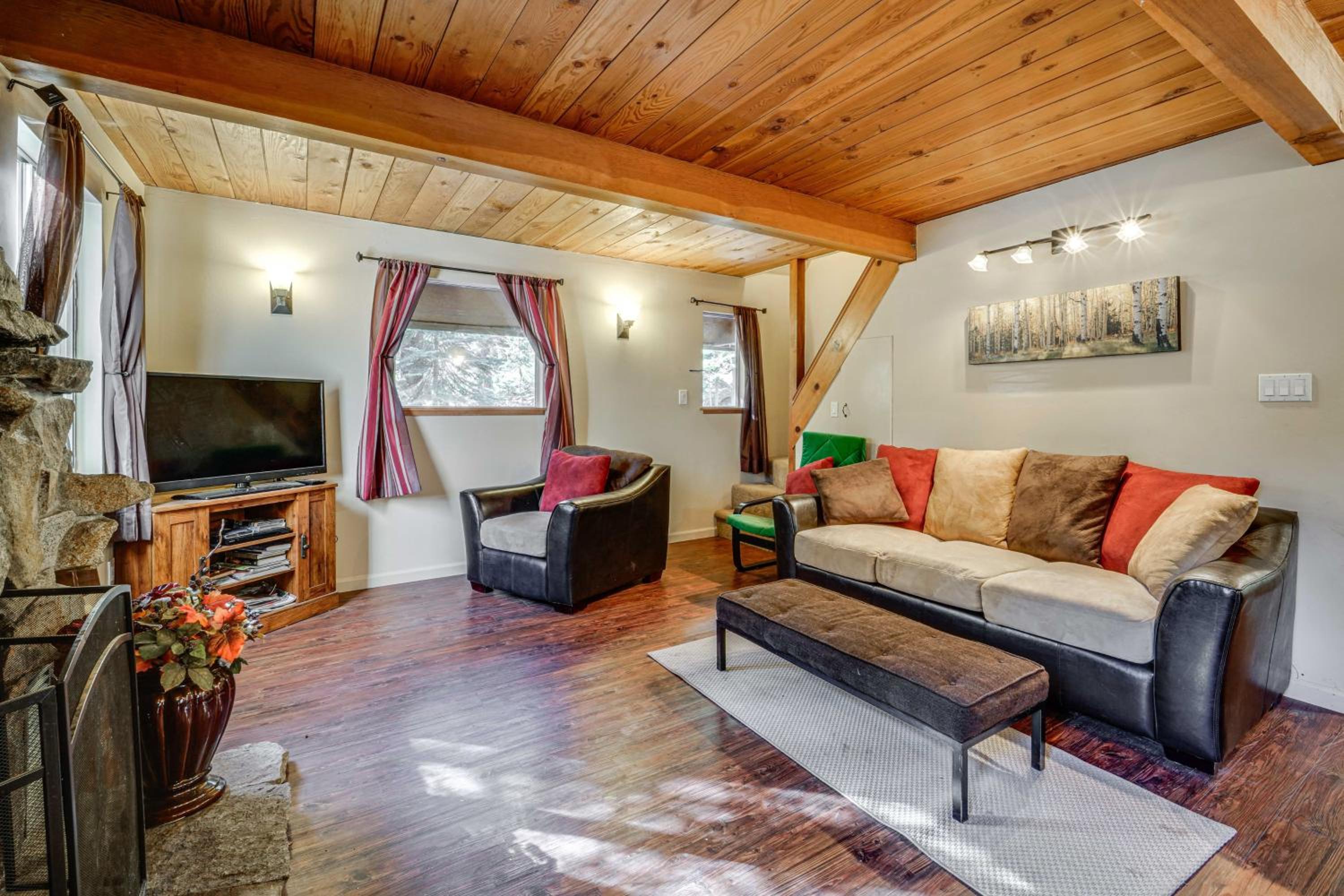 Near Slopes, Donner Lake and Trails! Woodsy Retreat