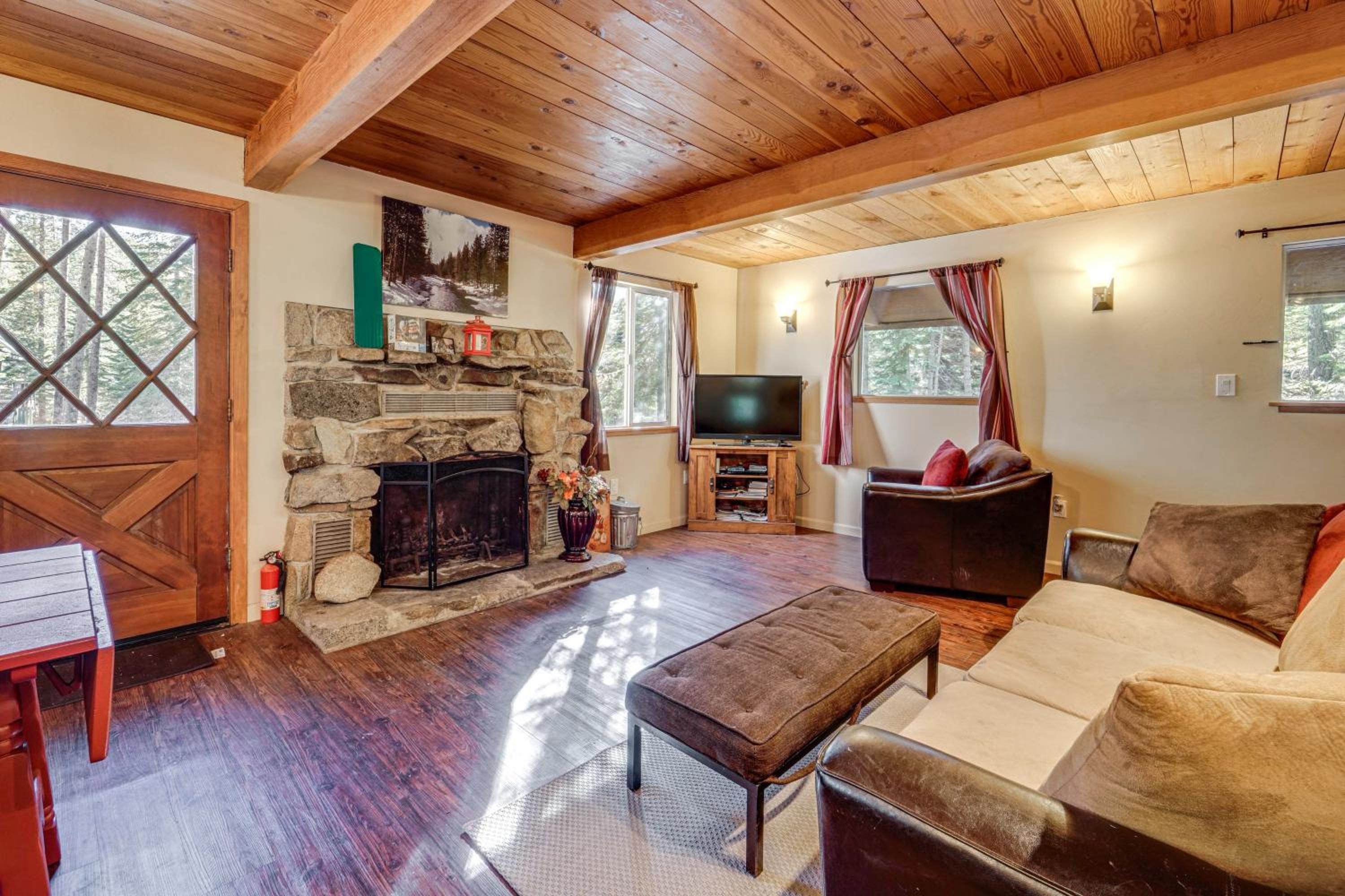 Near Slopes, Donner Lake and Trails! Woodsy Retreat