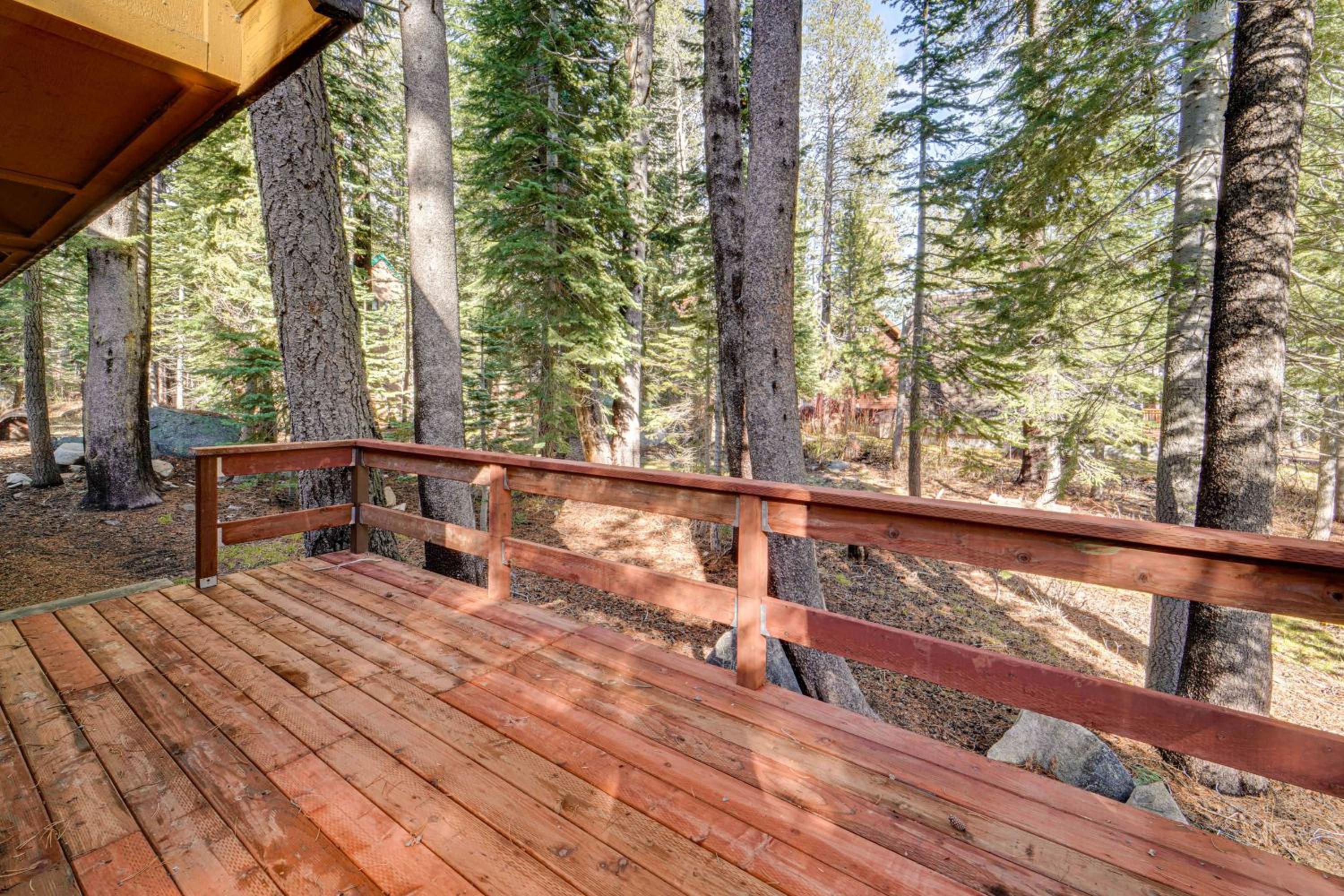 Near Slopes, Donner Lake and Trails! Woodsy Retreat